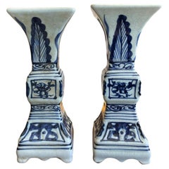 Belle paire de vases tour en porcelaine bleue et blanche