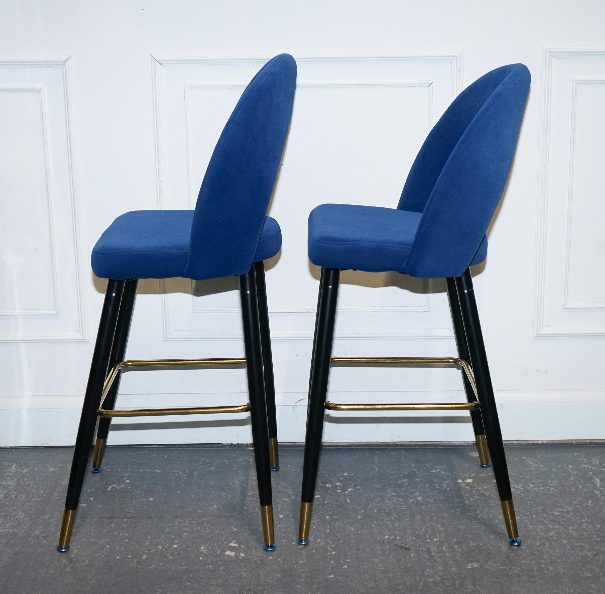 Britannique Belle paire de chaises de bar en velours bleu avec détail doré sur la frange en vente