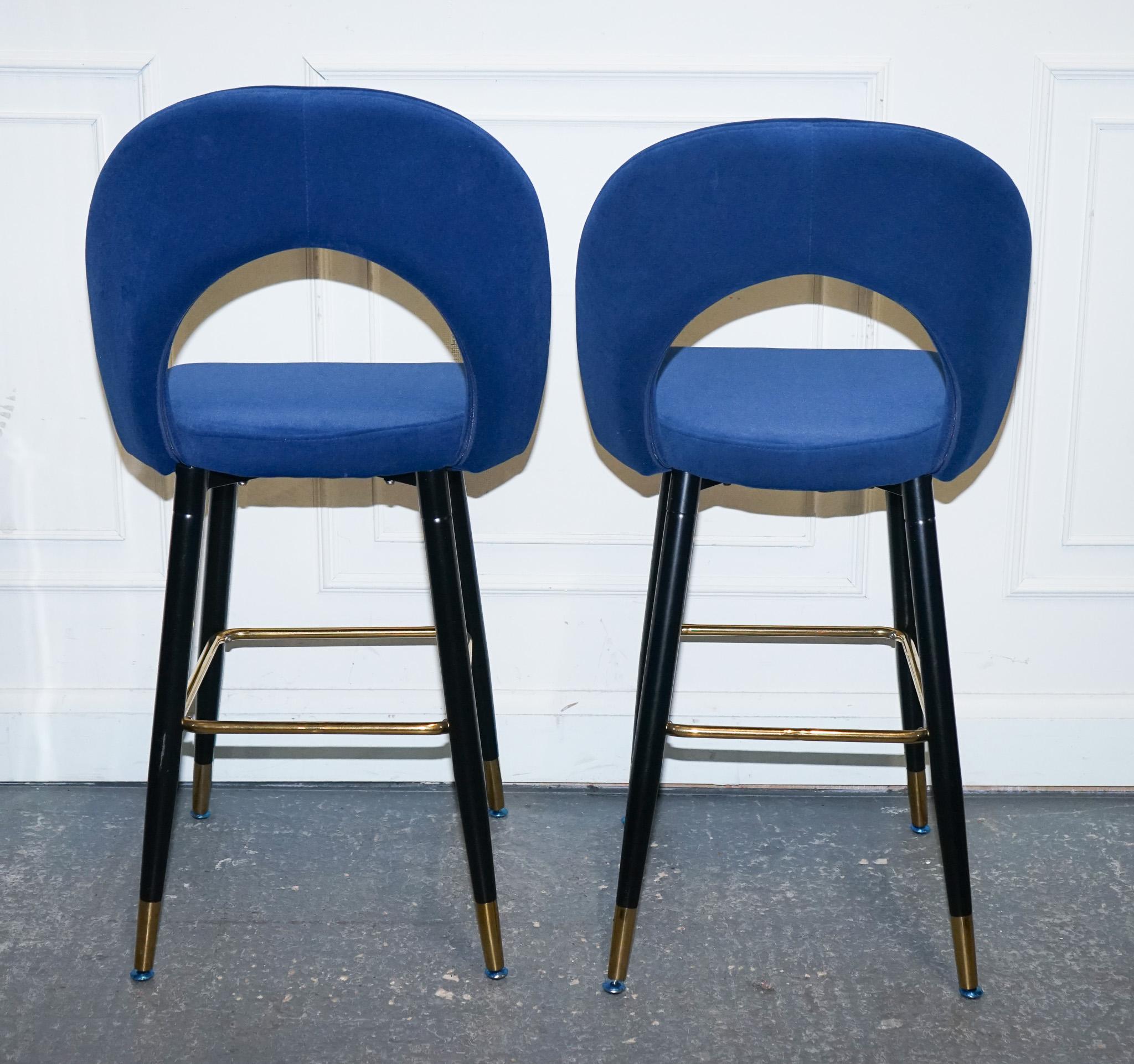 Sculpté à la main Belle paire de chaises de bar en velours bleu avec détail doré sur la frange en vente