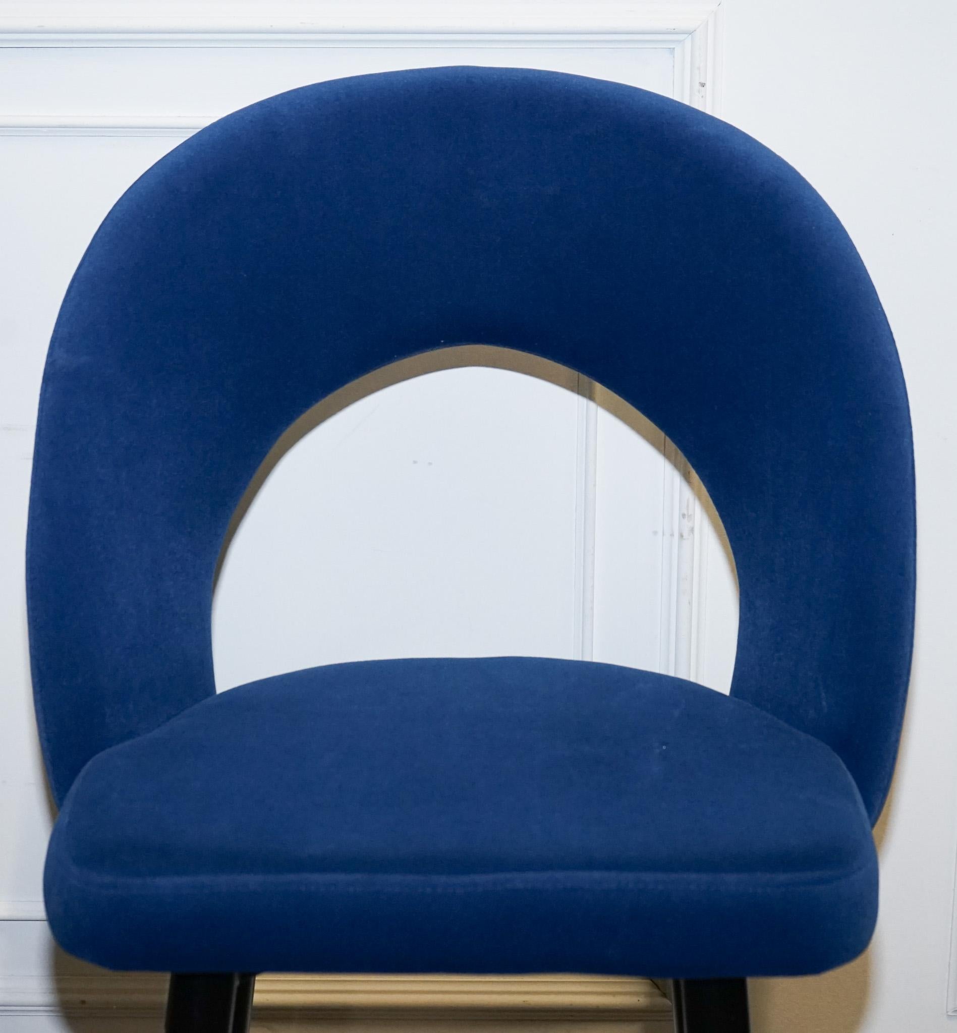 20ième siècle Belle paire de chaises de bar en velours bleu avec détail doré sur la frange en vente