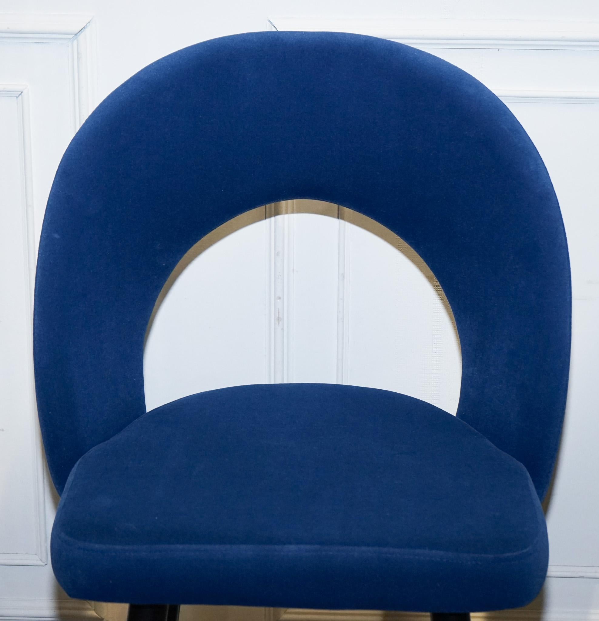 Velours Belle paire de chaises de bar en velours bleu avec détail doré sur la frange en vente
