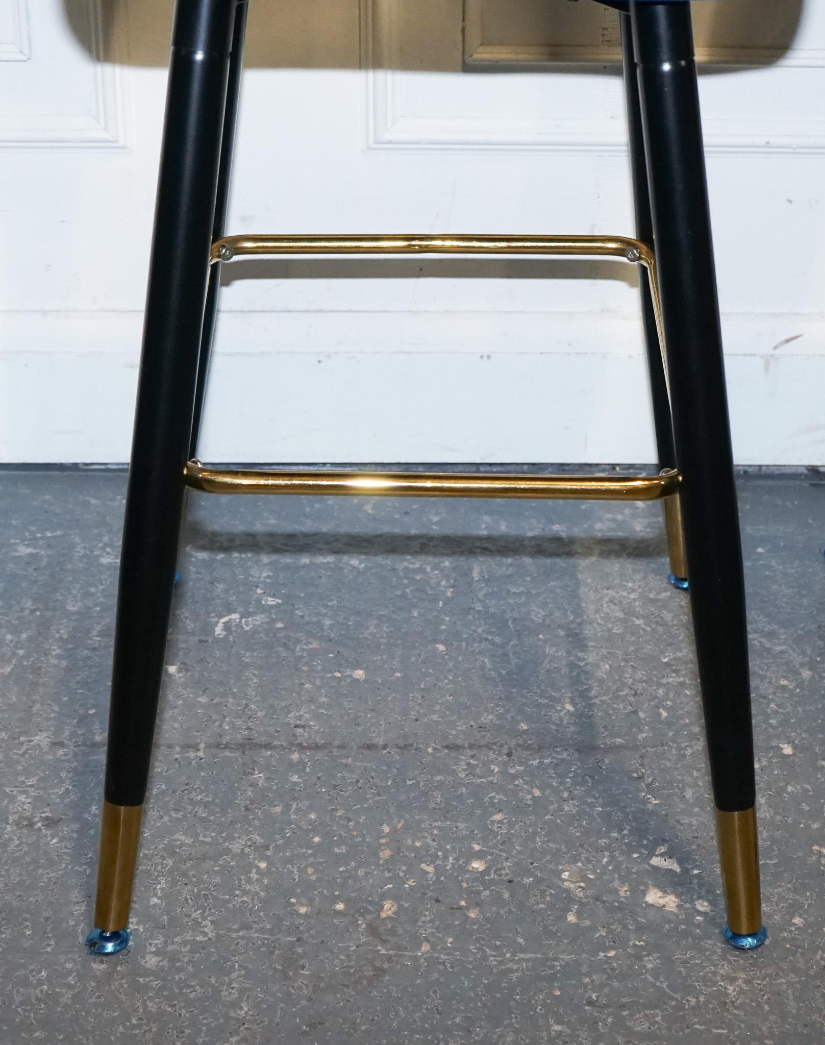 Belle paire de chaises de bar en velours bleu avec détail doré sur la frange en vente 1