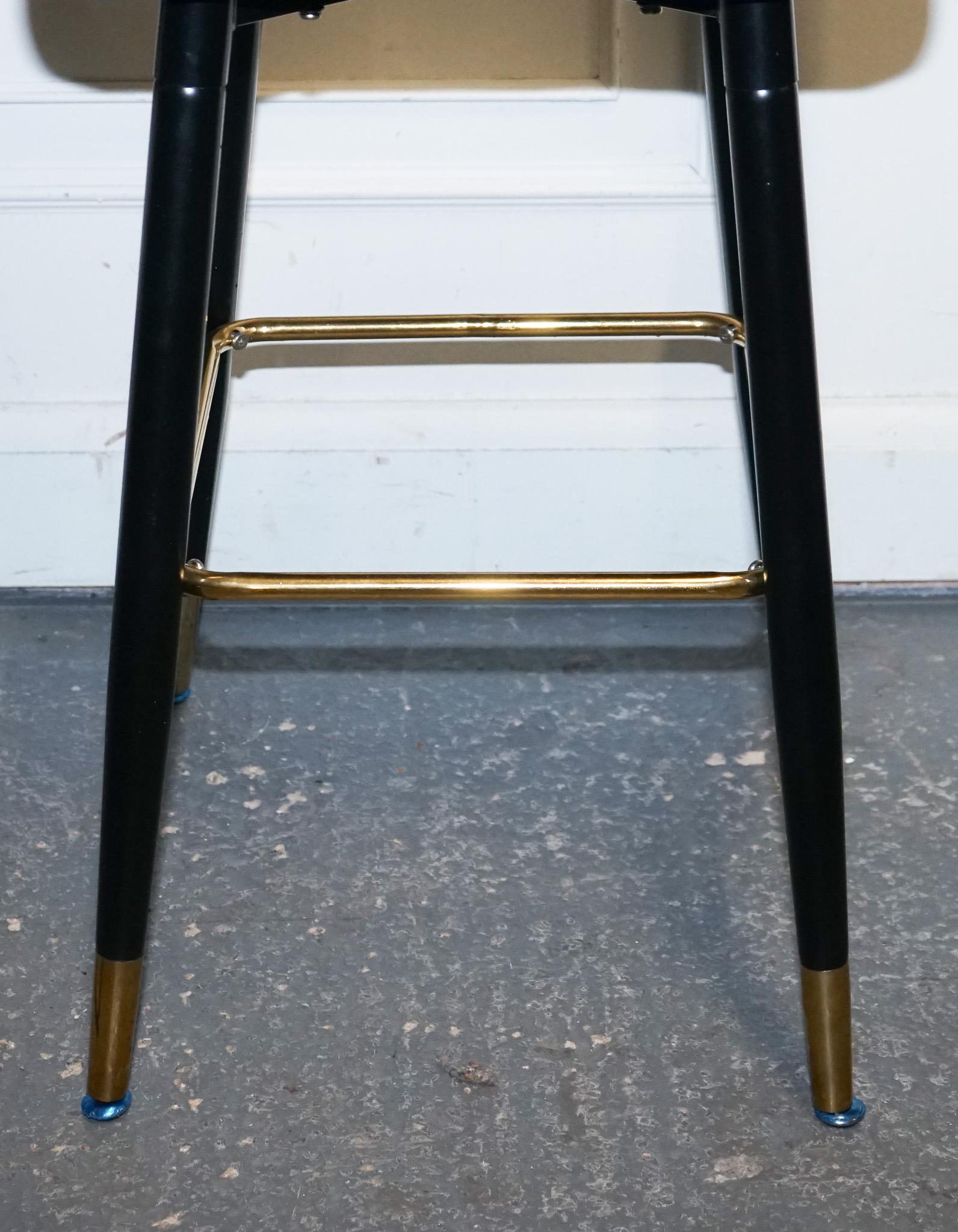 Belle paire de chaises de bar en velours bleu avec détail doré sur la frange en vente 2
