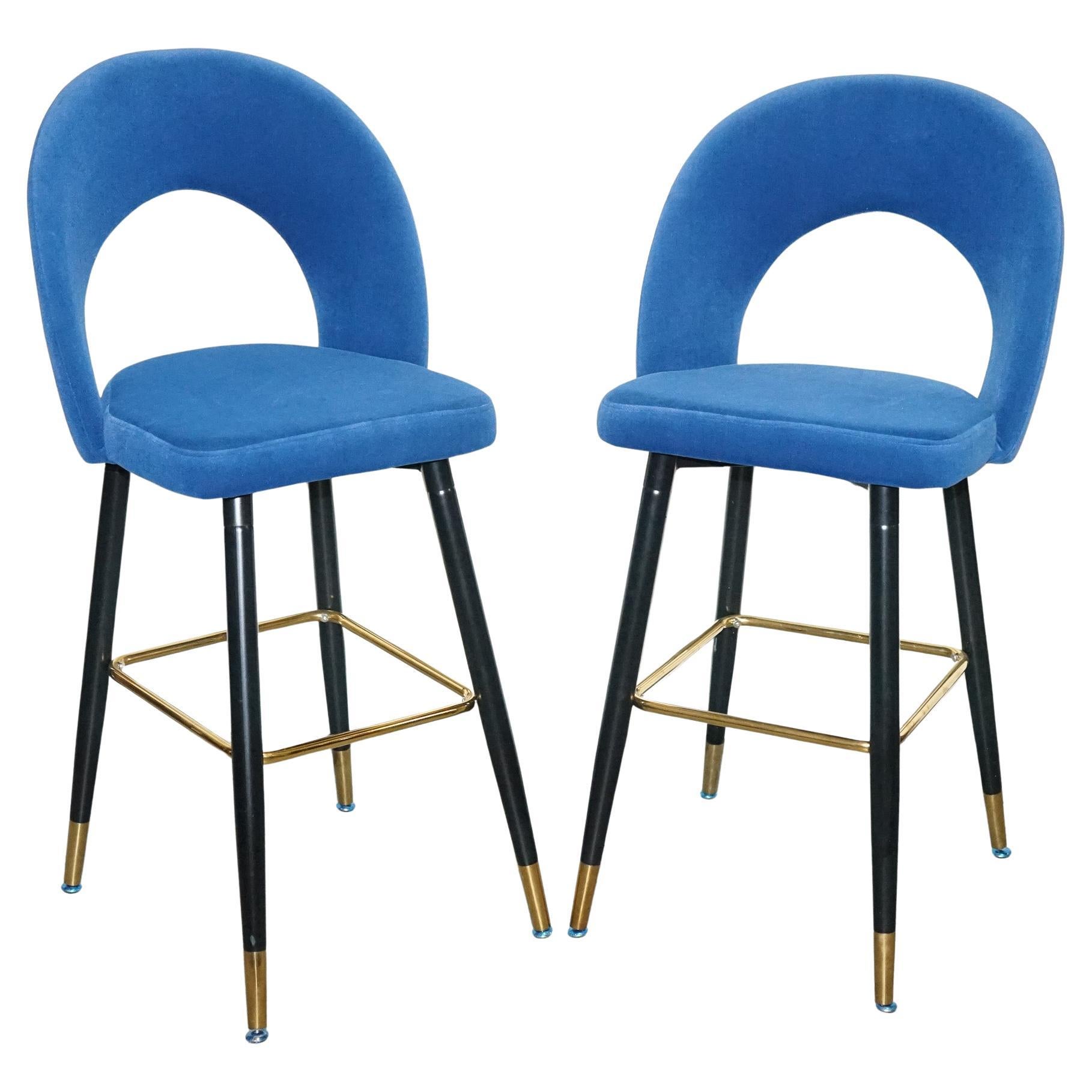 Belle paire de chaises de bar en velours bleu avec détail doré sur la frange en vente