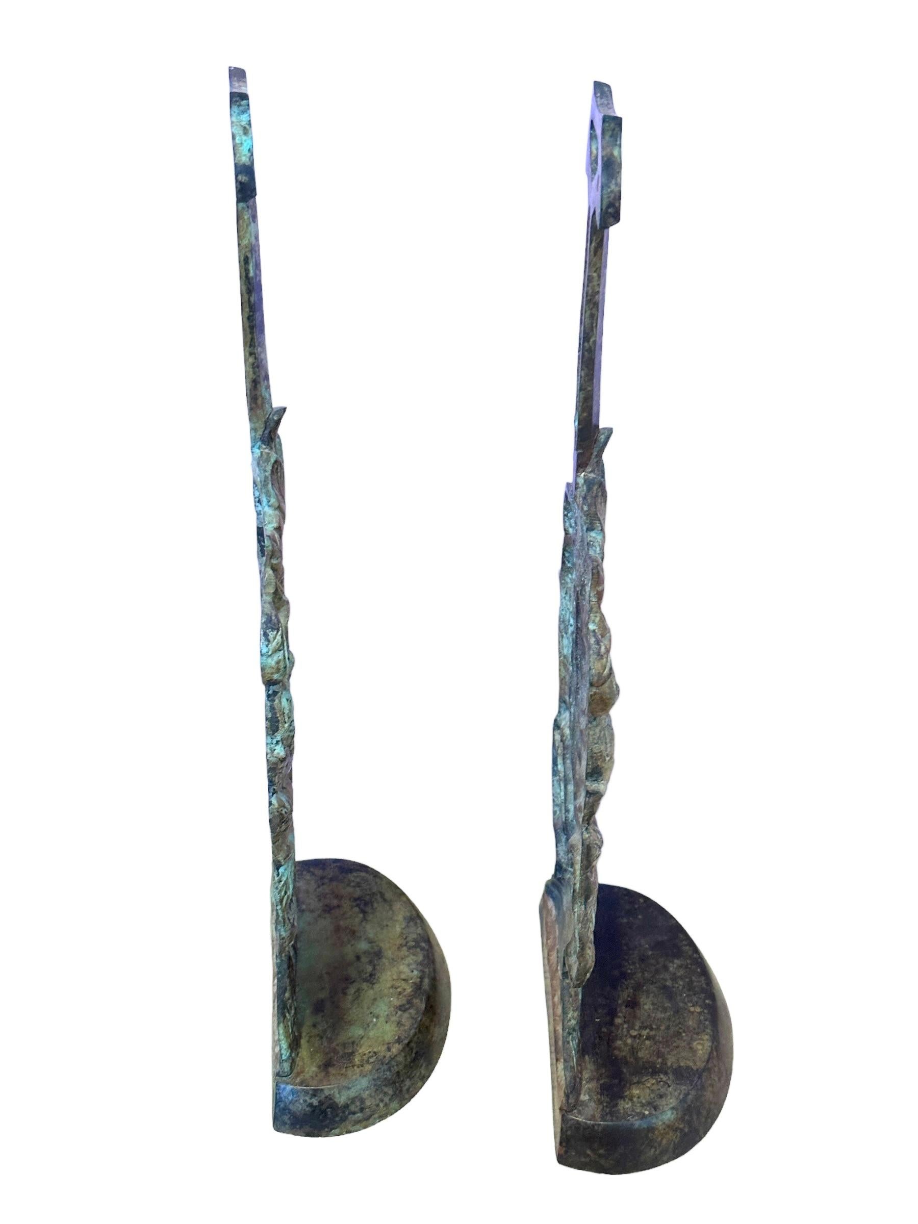 Cache-portes et accessoires de décoration classiques du XXe siècle, en métal lourd, probablement en bronze ou en fer. Une belle addition à votre ROOMS ou simplement pour les exposer dans votre chambre. Trouvé dans une vente de succession à
