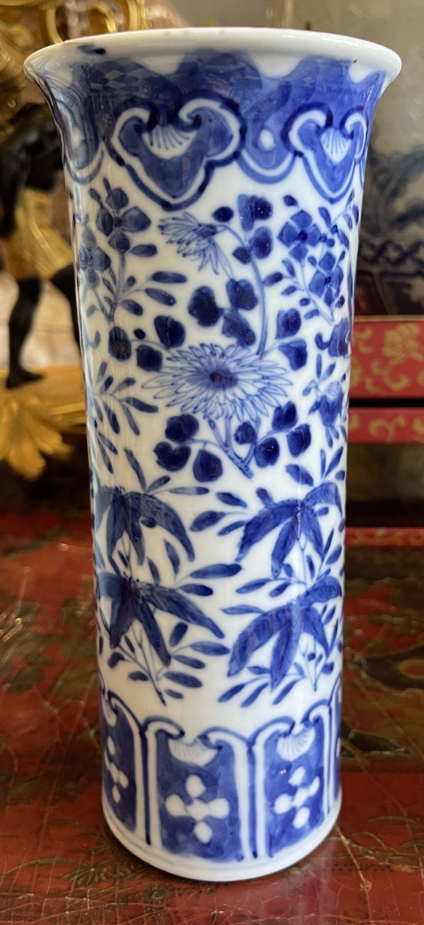 Cinese Bellissima coppia di vasi cilindrici cinesi in porcellana blu e bianca in vendita