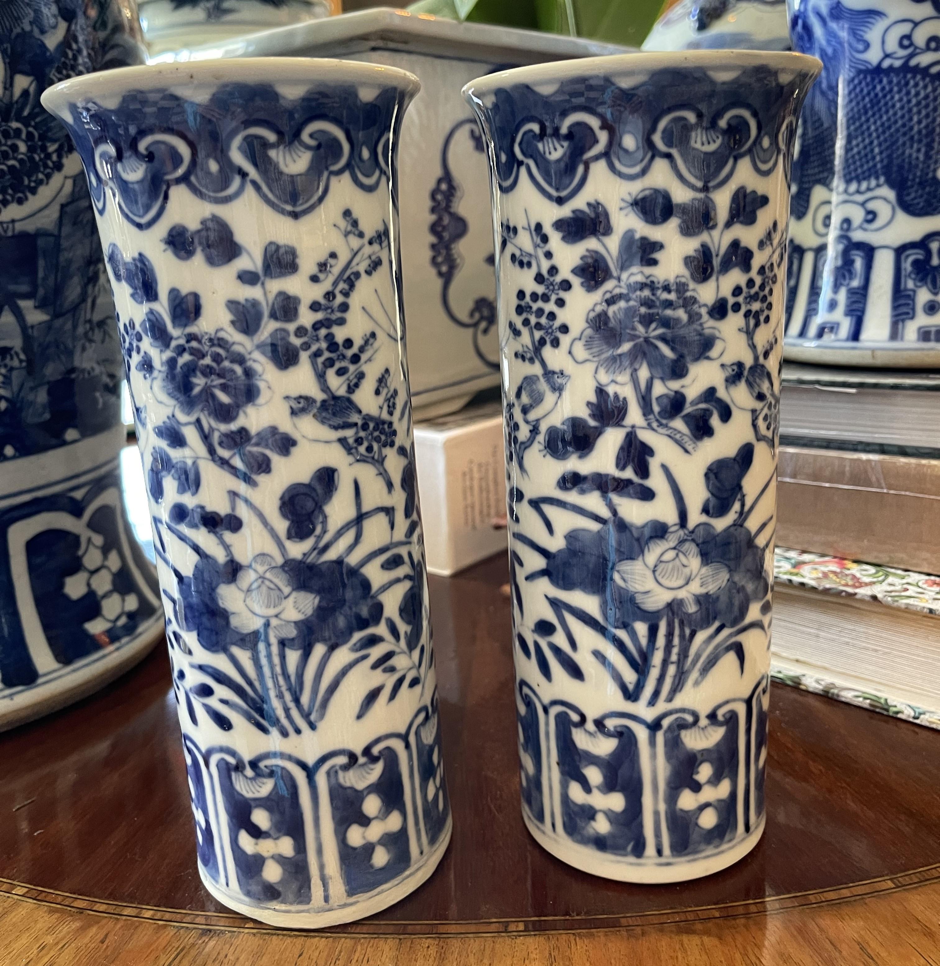 XXI secolo e contemporaneo Bellissima coppia di vasi cilindrici cinesi in porcellana blu e bianca in vendita