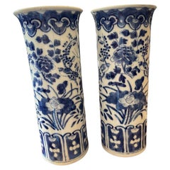 Magnifique paire de vases cylindriques chinois en porcelaine bleue et blanche