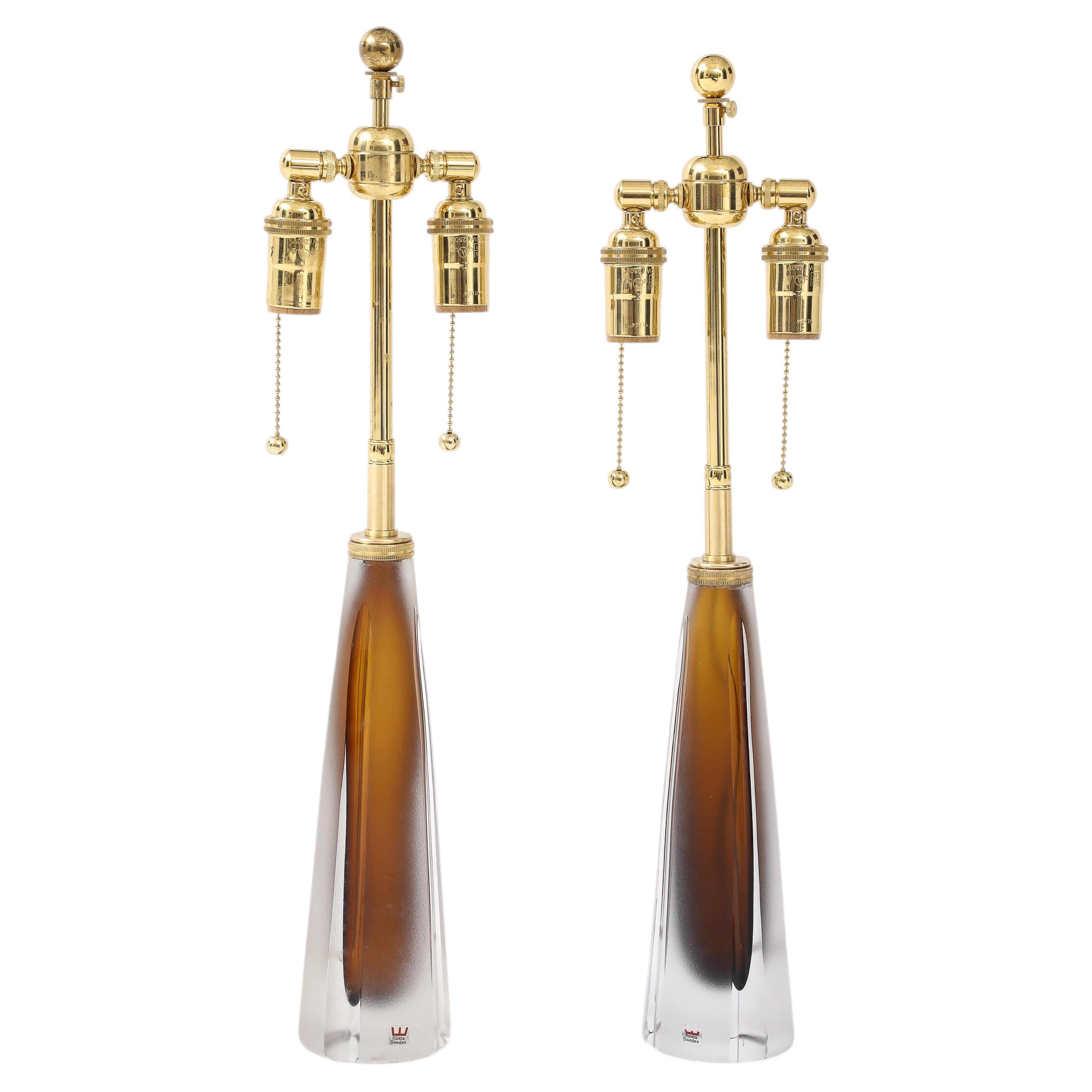 Schönes Paar Lampen aus cognacfarbenem Glas von Vicki Lindstrand für Kosta Boda im Angebot
