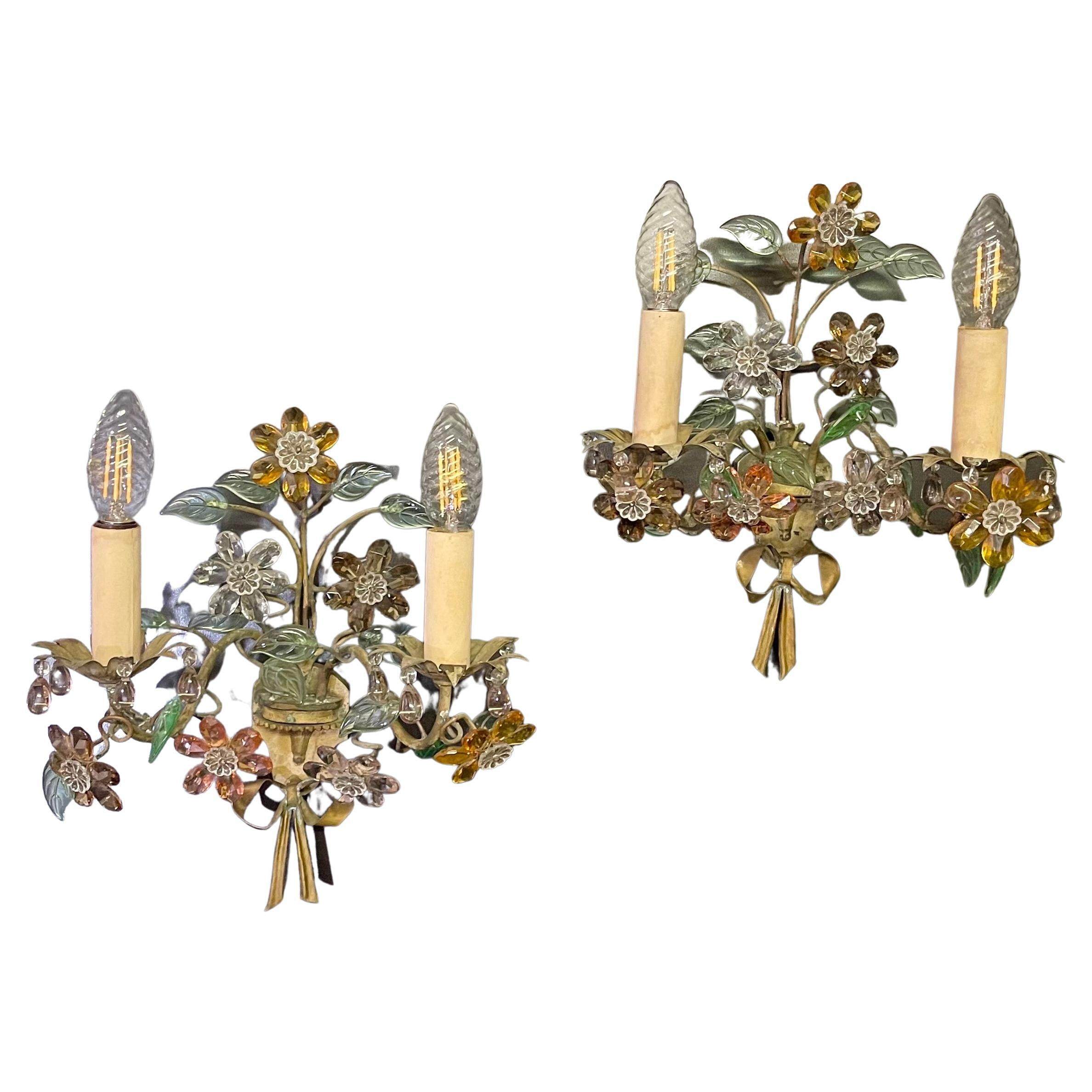 Une merveilleuse paire d'appliques murales en bronze patiné qui sont décorées de fleurs et de feuilles en cristal par la Maison Baguès, Paris, vers les années 1950.

Douille : deux x Edison (E14) pour ampoules à vis standard.



