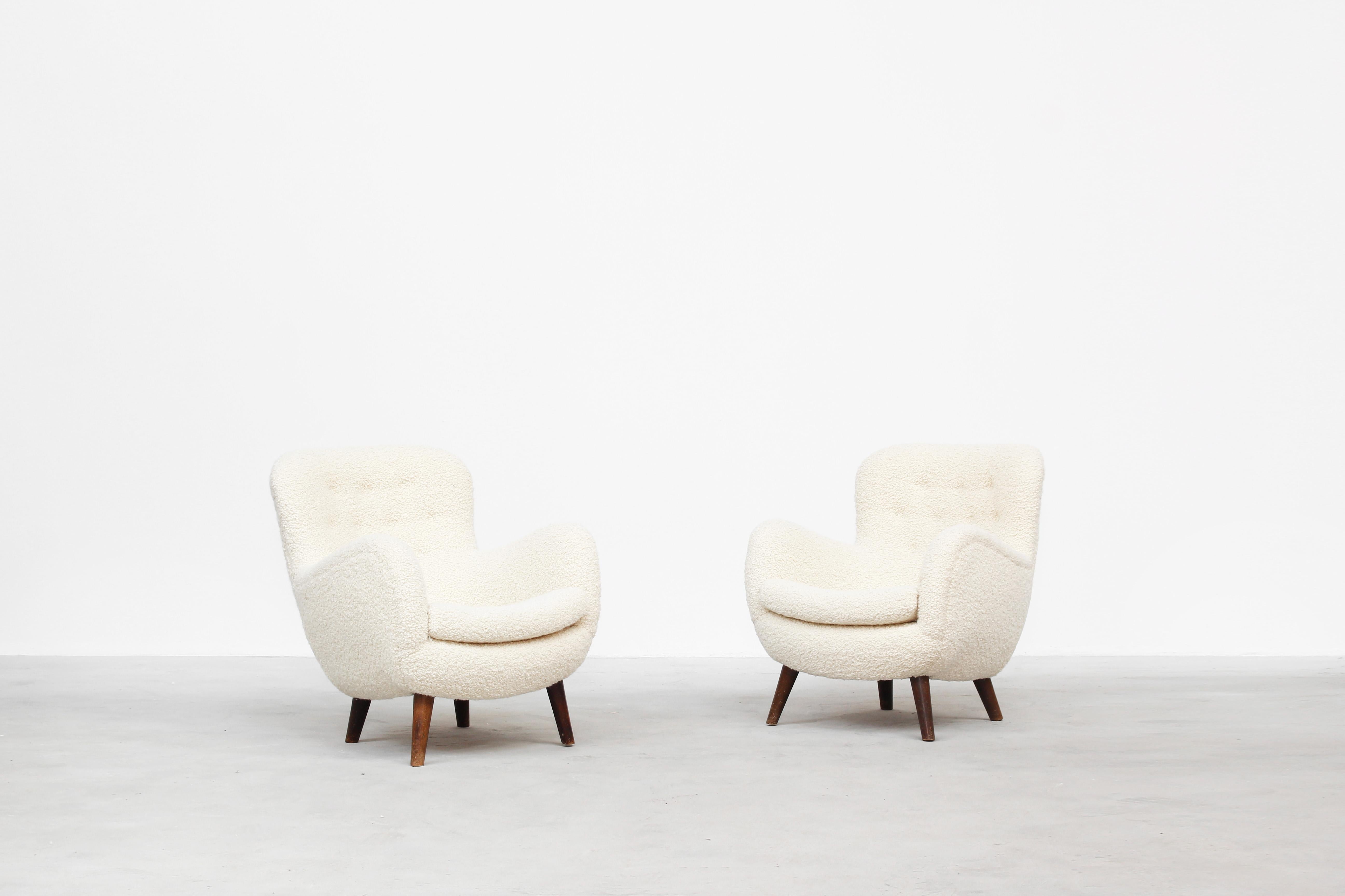 A beautiful pair of rare lounge chairs attributed to Frits Schlegel, made in Denmark, circa 1940s.
Upholstered in exclusive high-quality bouclé fabric by DEDAR in white- beige contrasting dark wooden legs.
Both chairs come in excellent