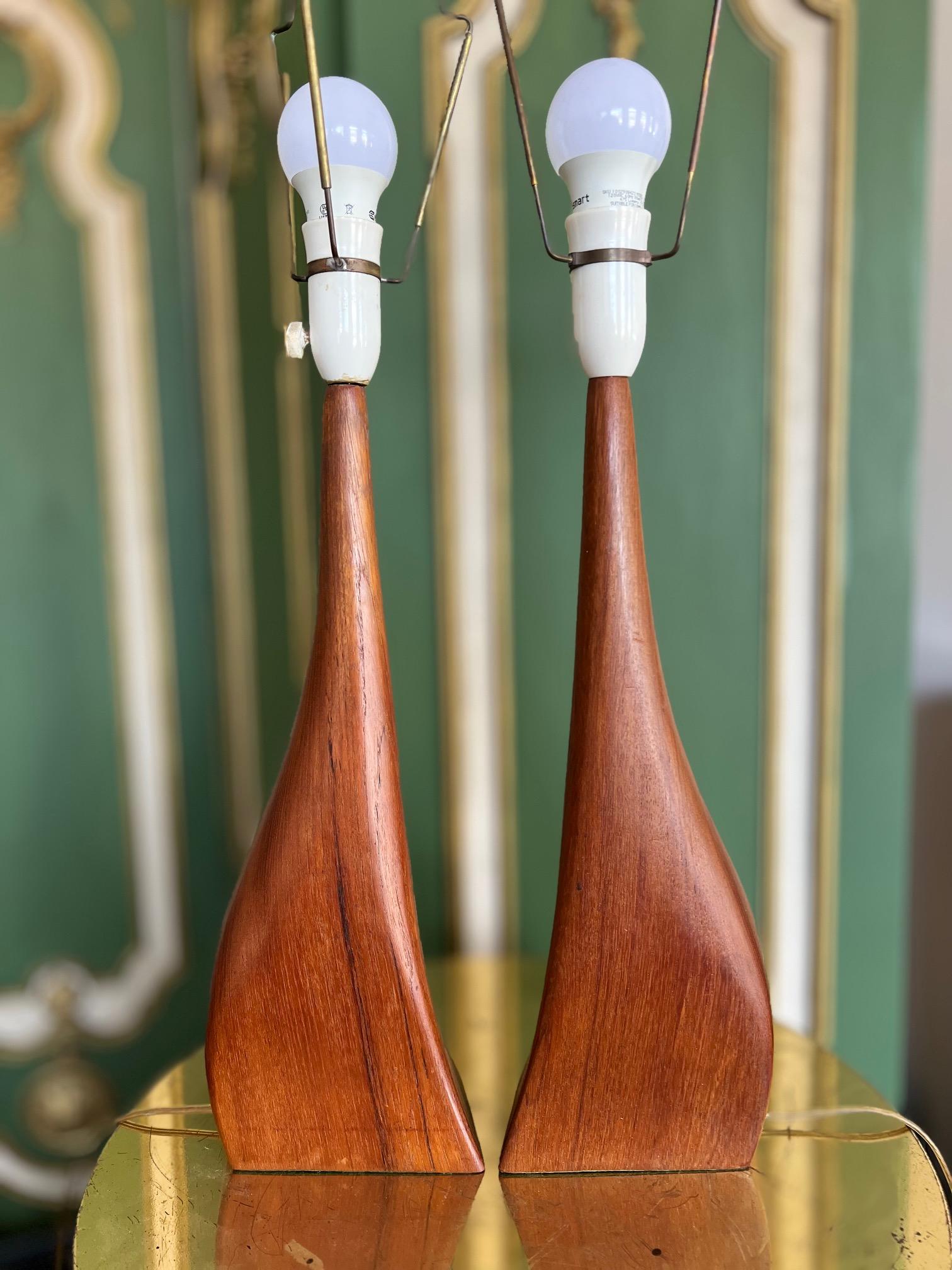  Magnifique paire de lampes modernes danoises en teck biomorphe de Johannes Aasbjerg en vente 4