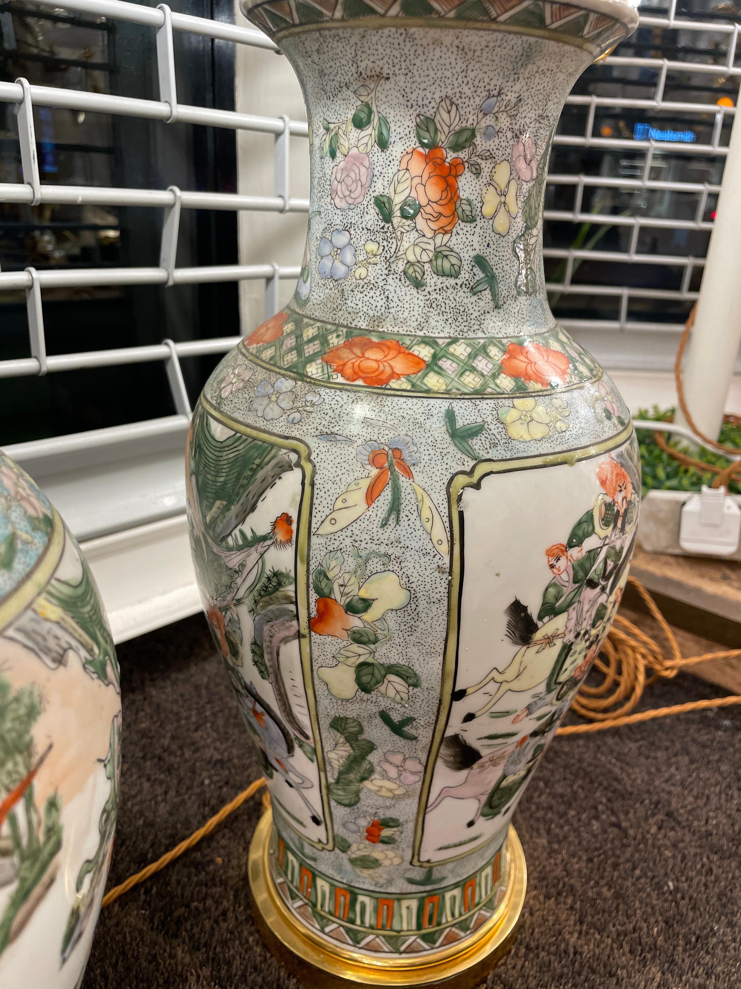 20ième siècle Magnifique paire de vases en céramique décorés de style chinois en vente