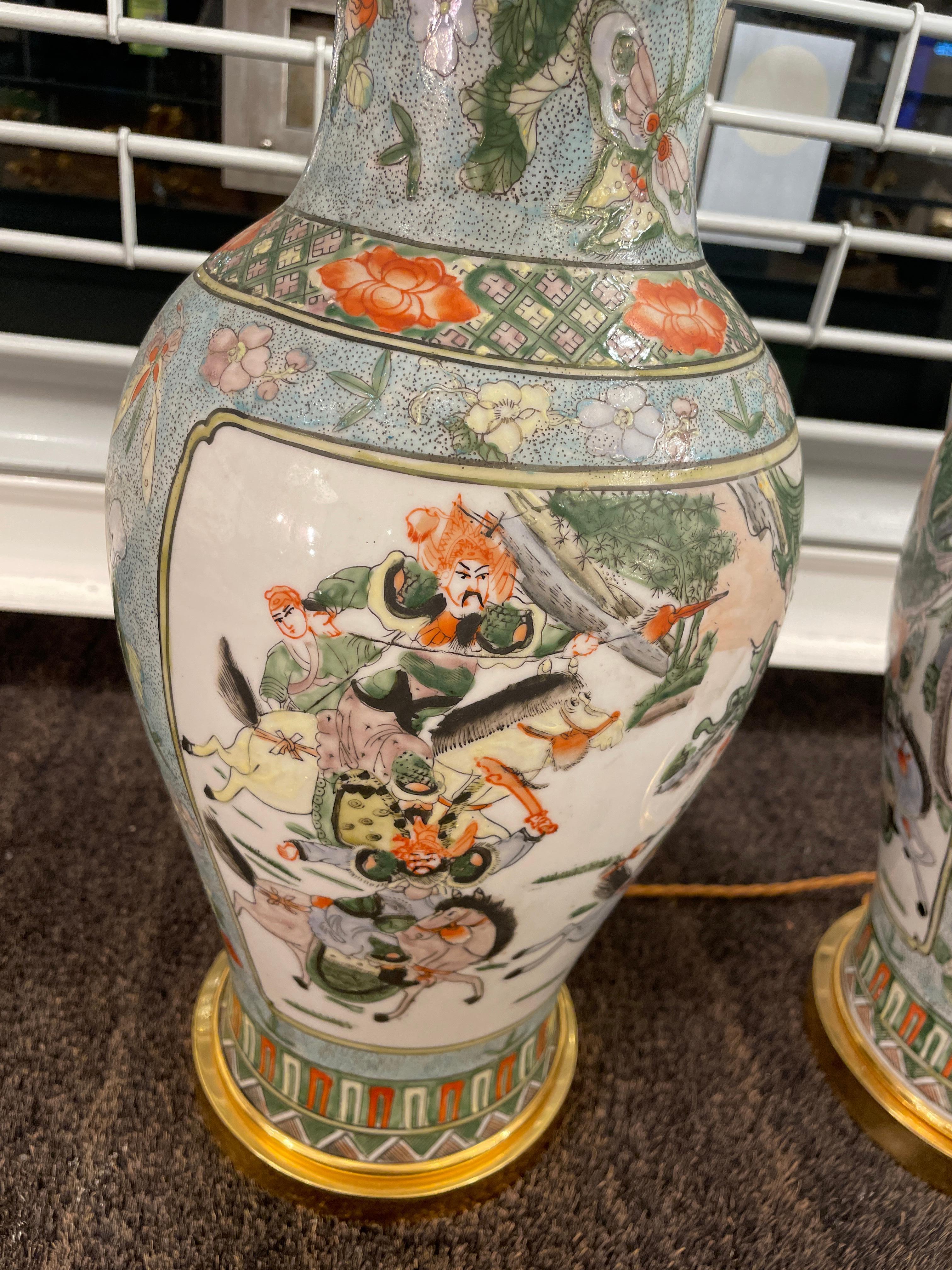 Magnifique paire de vases en céramique décorés de style chinois en vente 2