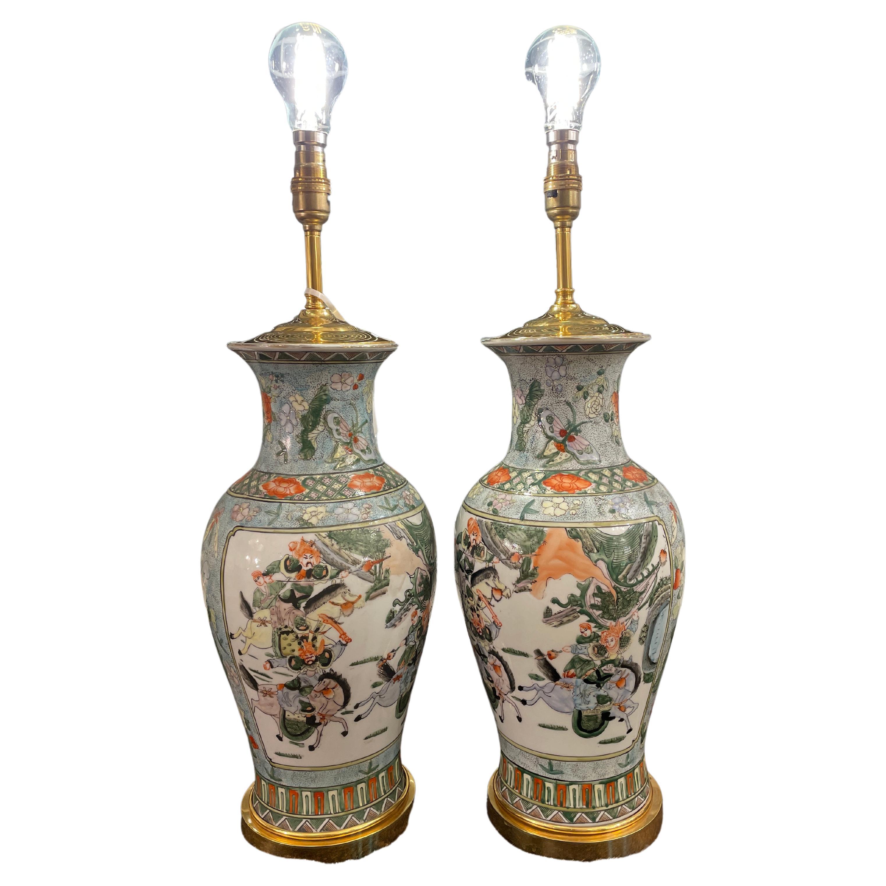 Magnifique paire de vases en céramique décorés de style chinois en vente