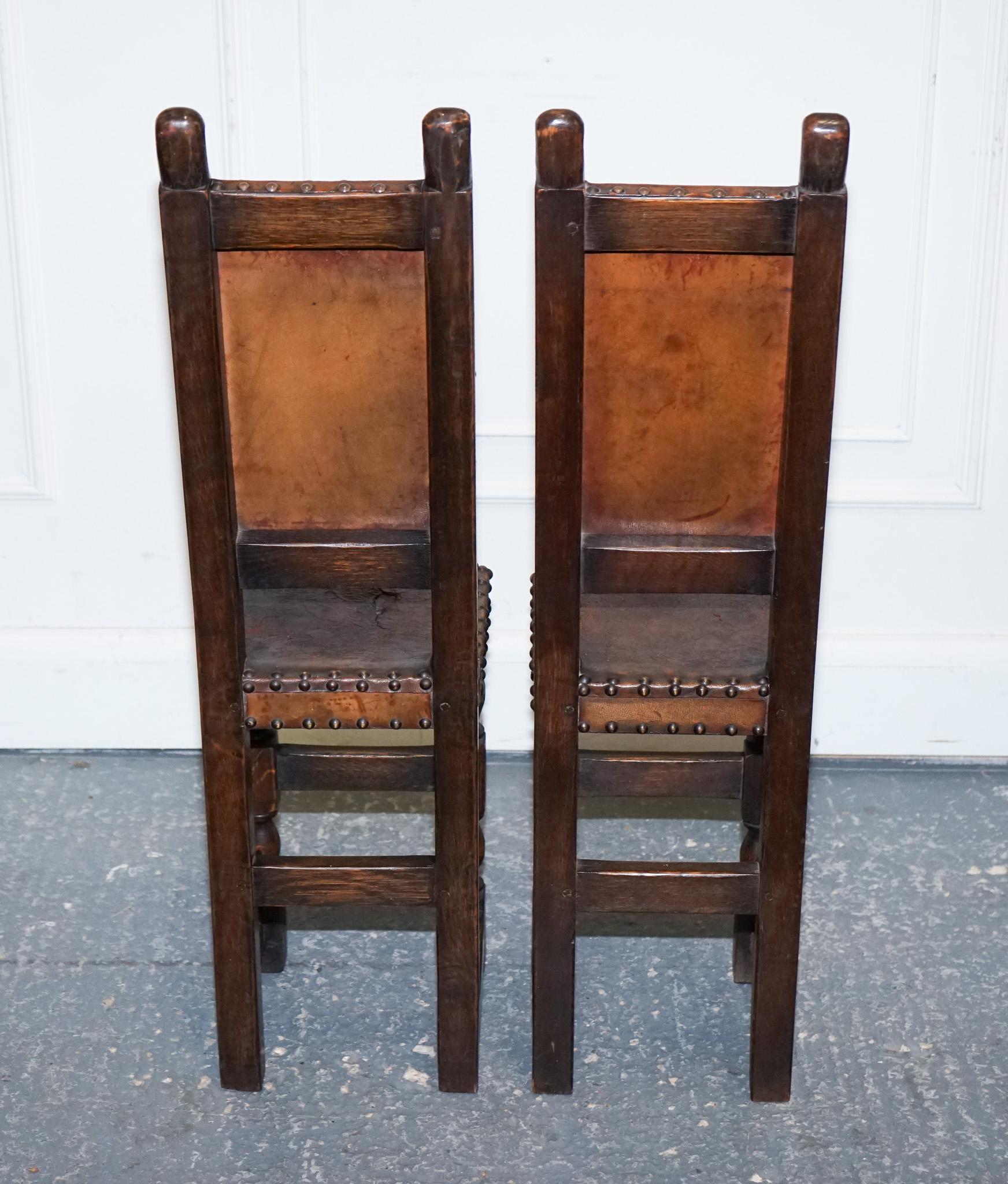 Belle paire de décorateurs  CHAÎNE DE CORRECTION OAK CHILDS REVIVANTE DU 17e SIÈCLE en vente 3