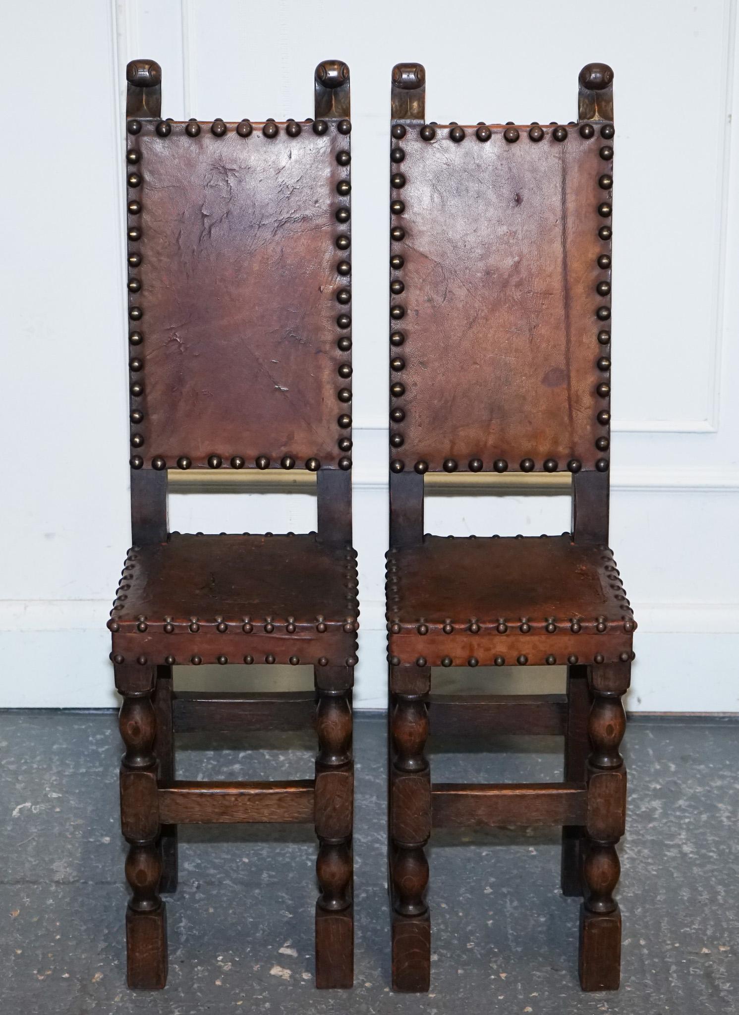 
Antiquités de Londres



Nous sommes ravis d'offrir à la vente cette paire de chaises décoratives pour enfants.

Les chaises pour enfants, souvent des répliques miniatures de chaises pour adultes, étaient utilisées à diverses fins, notamment pour