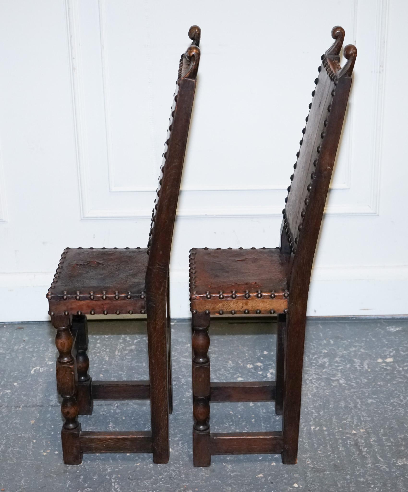 Britannique Belle paire de décorateurs  CHAÎNE DE CORRECTION OAK CHILDS REVIVANTE DU 17e SIÈCLE en vente