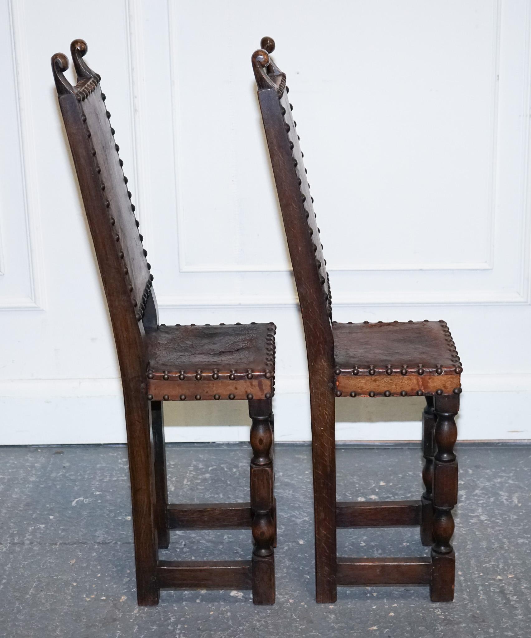 Fait main Belle paire de décorateurs  CHAÎNE DE CORRECTION OAK CHILDS REVIVANTE DU 17e SIÈCLE en vente