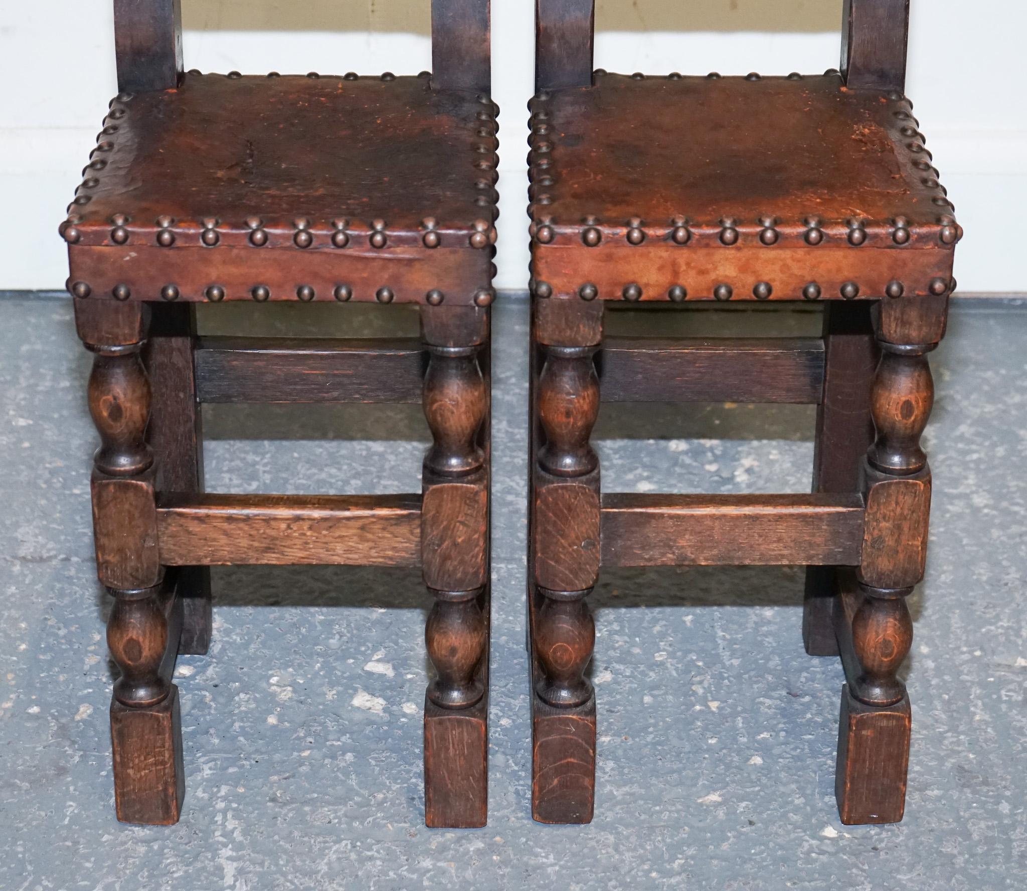 Belle paire de décorateurs  CHAÎNE DE CORRECTION OAK CHILDS REVIVANTE DU 17e SIÈCLE Bon état - En vente à Pulborough, GB