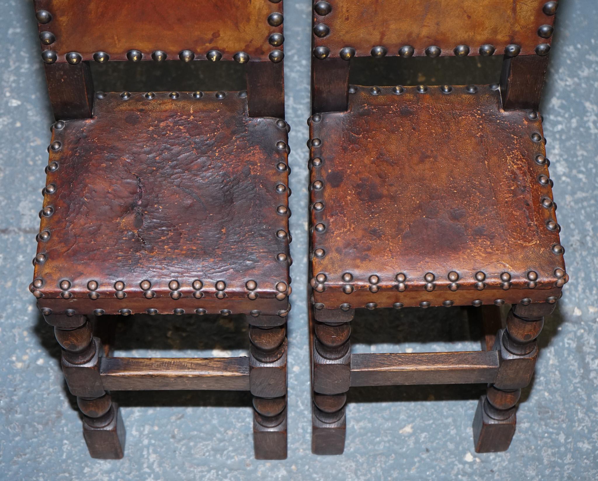 20ième siècle Belle paire de décorateurs  CHAÎNE DE CORRECTION OAK CHILDS REVIVANTE DU 17e SIÈCLE en vente