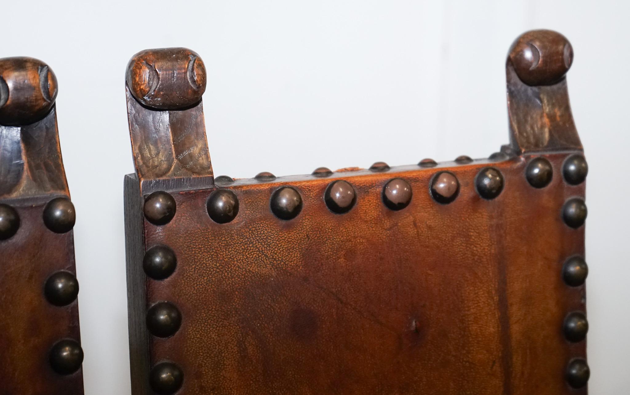 Chêne Belle paire de décorateurs  CHAÎNE DE CORRECTION OAK CHILDS REVIVANTE DU 17e SIÈCLE en vente