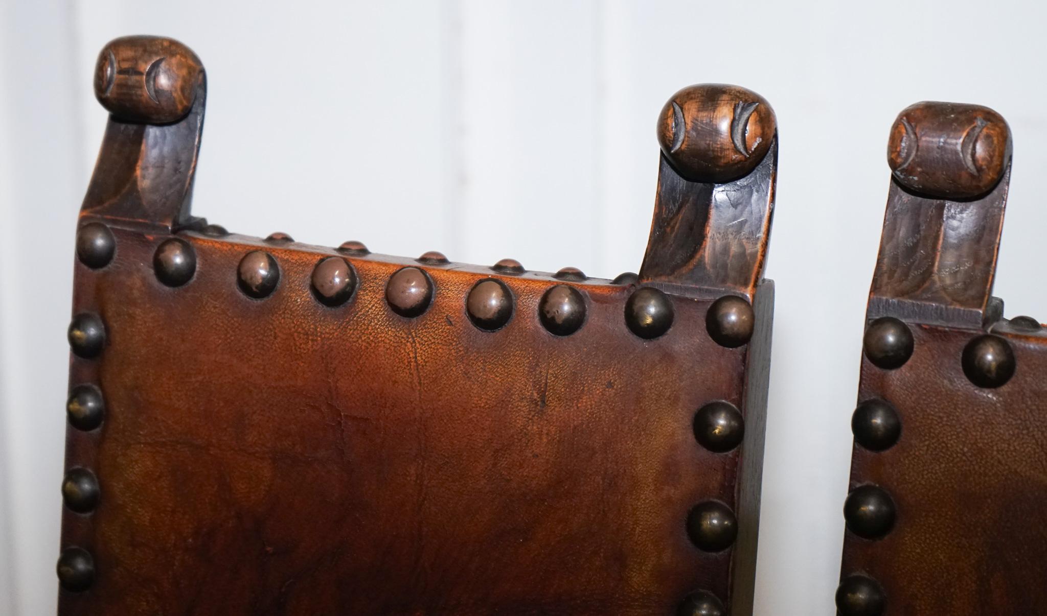 Belle paire de décorateurs  CHAÎNE DE CORRECTION OAK CHILDS REVIVANTE DU 17e SIÈCLE en vente 1
