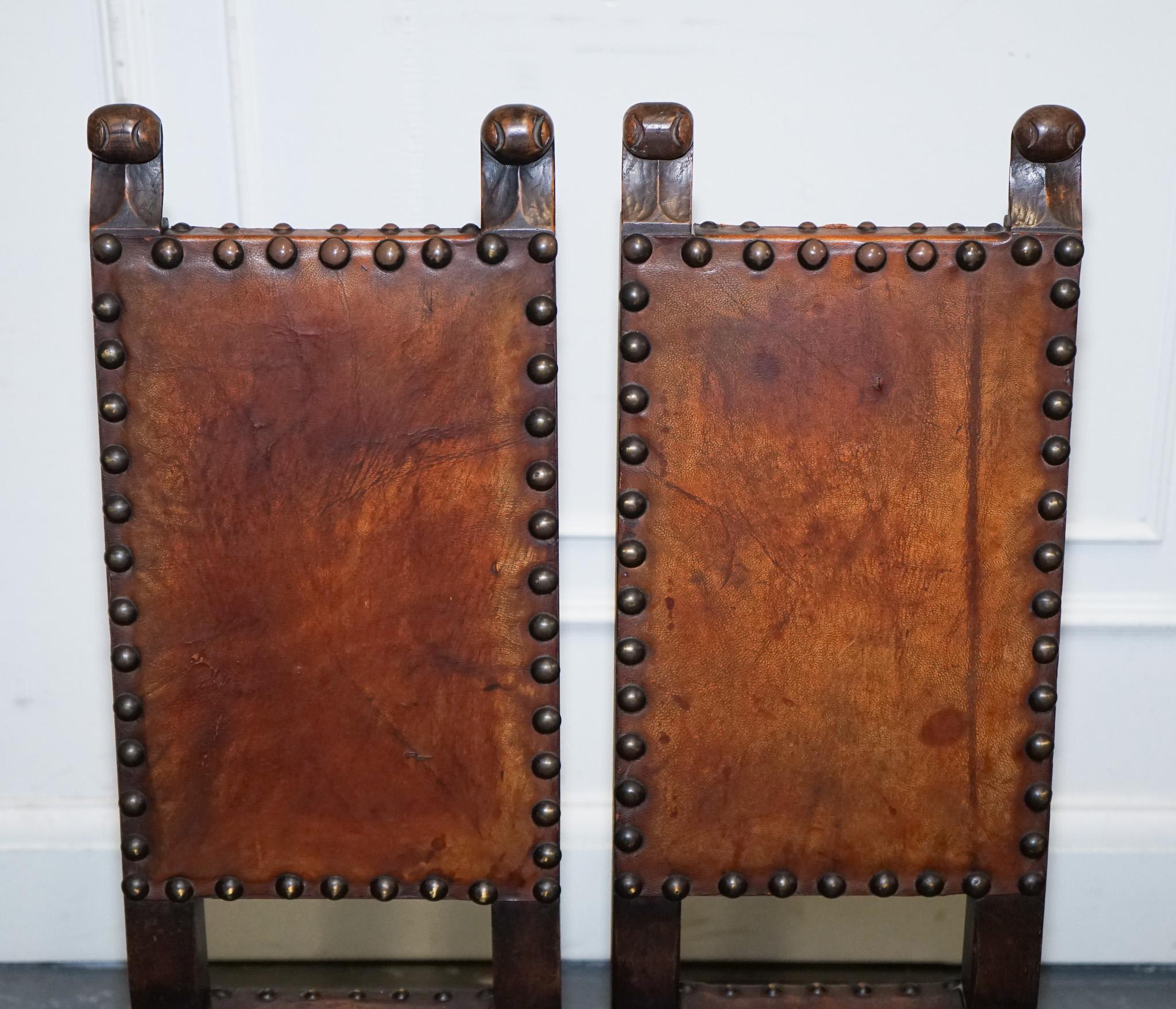 HERMOSO PAR DE DECORATIVOS  REVIVIMIENTO DEL SIGLO XVII OAK CHILDS CORRECTION CHAiR en venta 2
