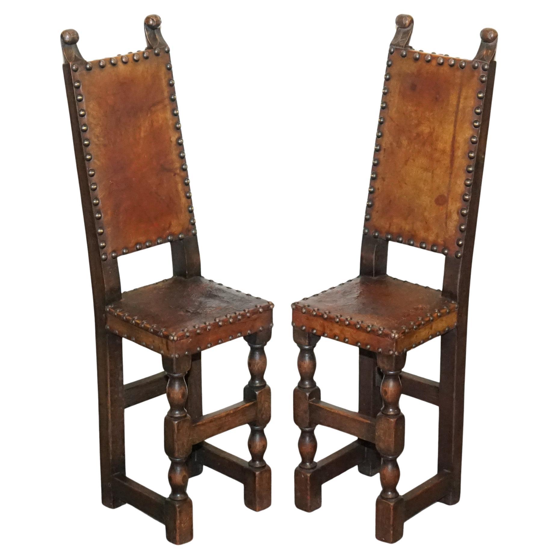 HERMOSO PAR DE DECORATIVOS  REVIVIMIENTO DEL SIGLO XVII OAK CHILDS CORRECTION CHAiR