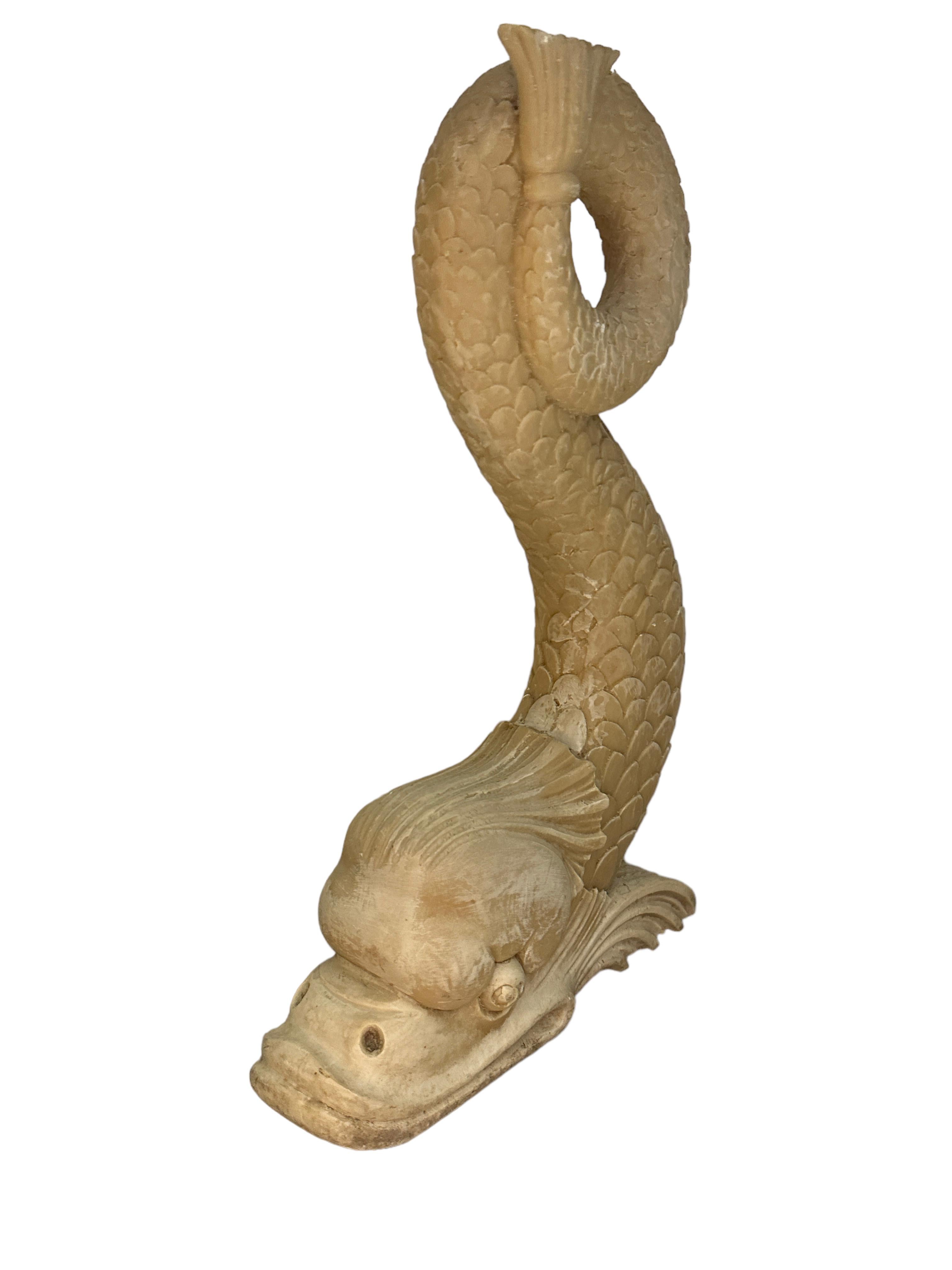 Marbre Magnifique paire de supports décoratifs en marbre Koi en forme de poisson de dauphin, 20ème siècle en vente