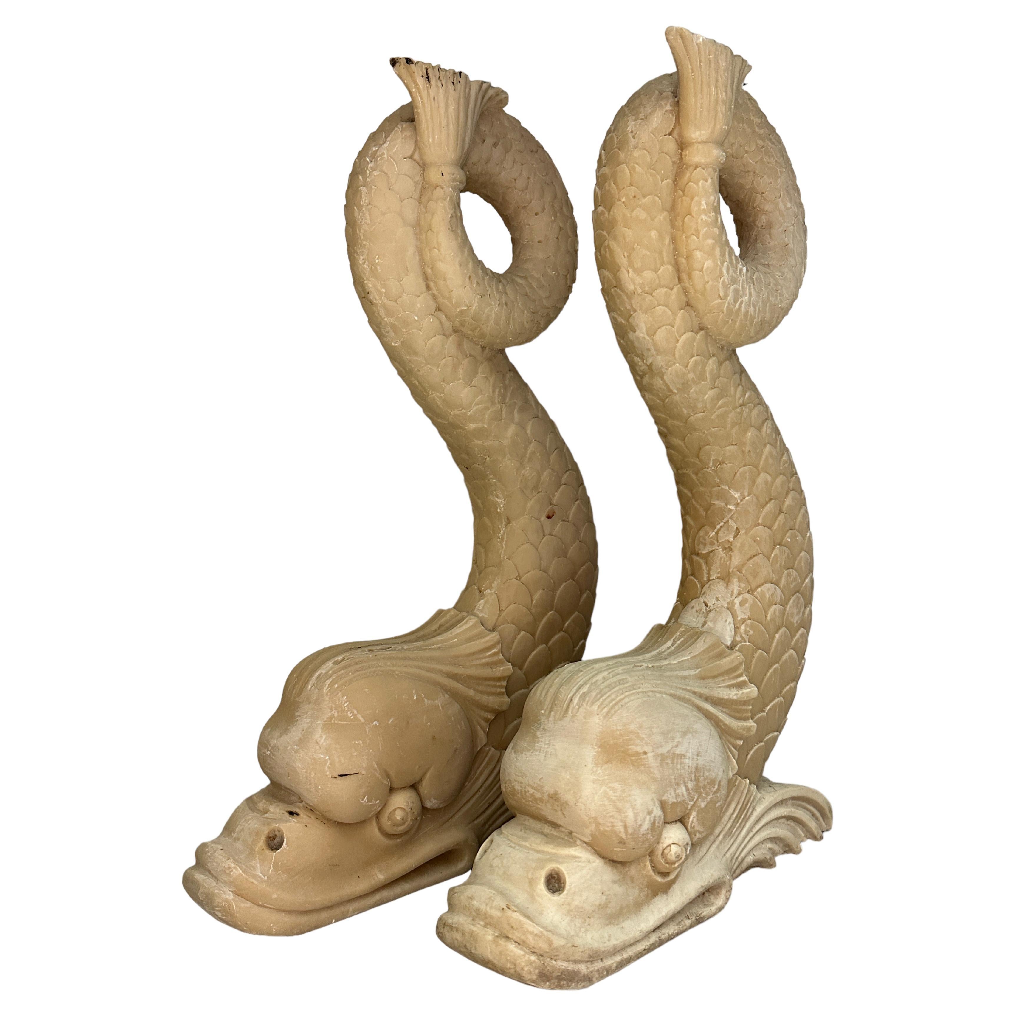 Magnifique paire de supports décoratifs en marbre Koi en forme de poisson de dauphin, 20ème siècle en vente