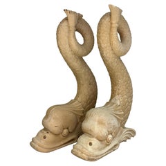 Schönes Paar Delphin-Fisch-Couchtische-Marmorständer, dekoratives Objekt, 20. Jahrhundert