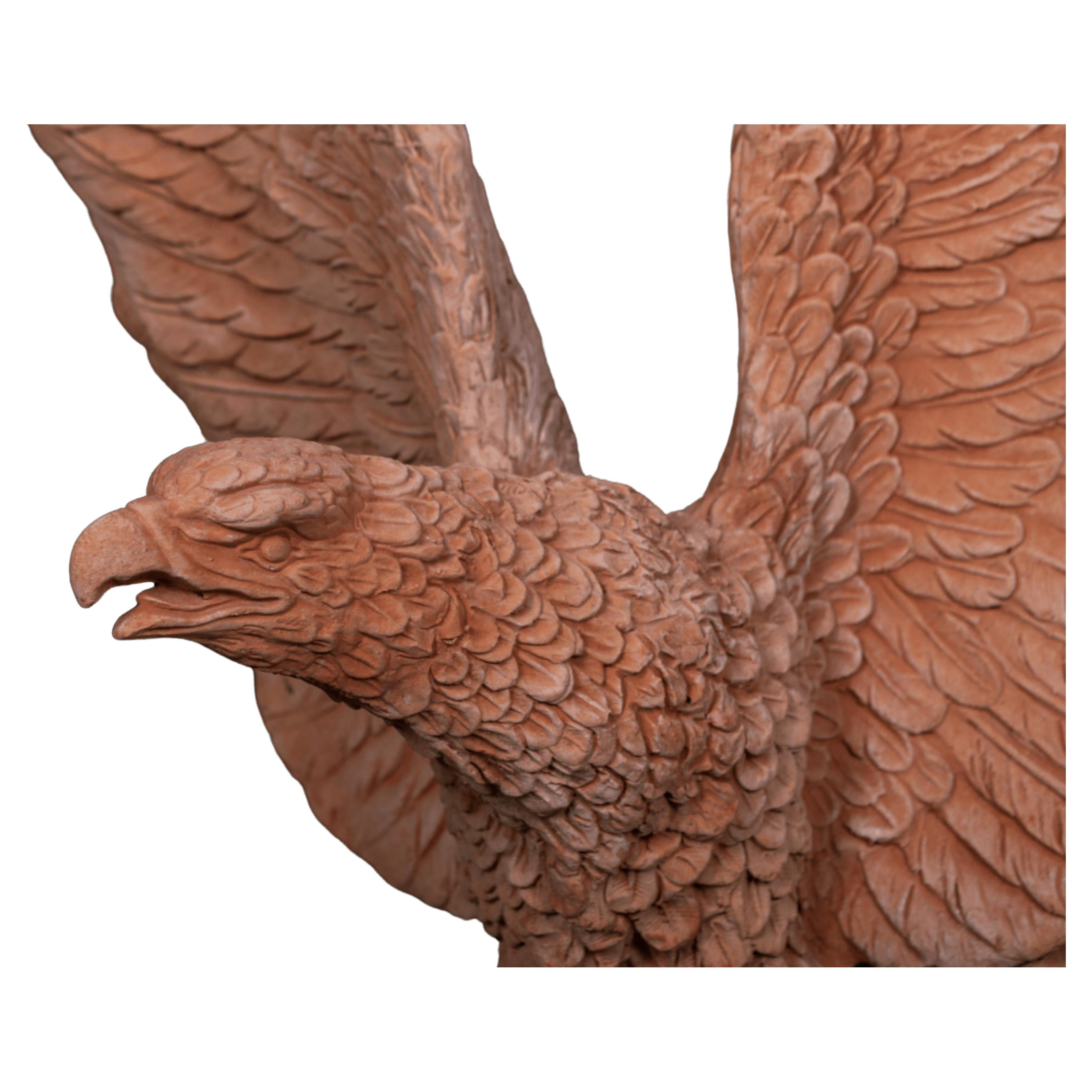 Fatto a mano Bellissima coppia di aquile di grandi dimensioni in terracotta Impruneta del XX secolo in vendita