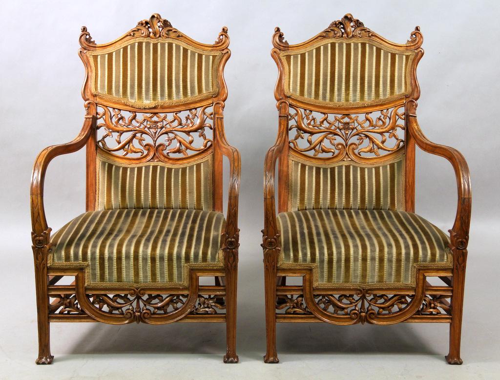 Magnifique paire de chaises à accoudoirs en bois sculpté Art Nouveau du début du 20e siècle

Hauts dossiers avec hauts accoudoirs ondulés, fins motifs floraux et feuillus sculptés sur le dossier, les accoudoirs et le fond.

Détails :
Hauteur - 42