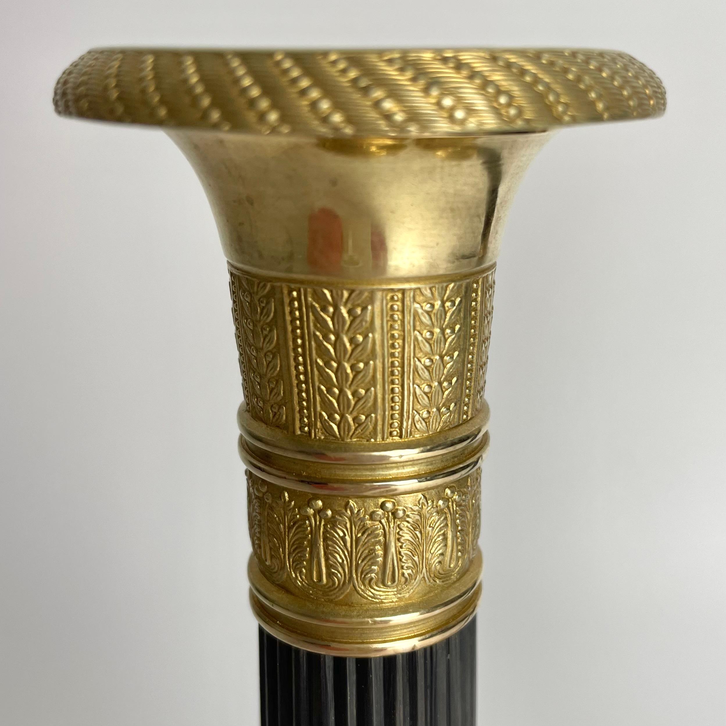 Preciosa pareja de candeleros Imperio en bronce dorado y patinado oscuro. 1820s en venta 3