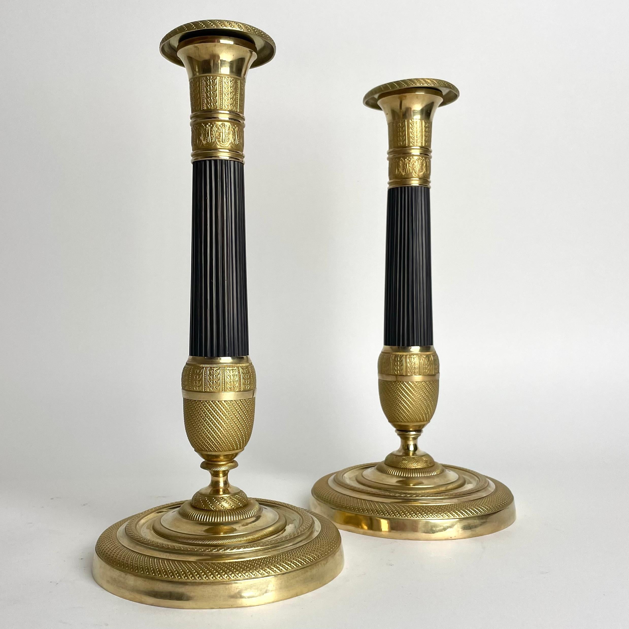 Preciosa pareja de candelabros Imperio en bronce dorado y patinado oscuro. Fabricado en Francia durante la década de 1820. Diseño muy de época.

Desgaste propio de la edad y el uso 