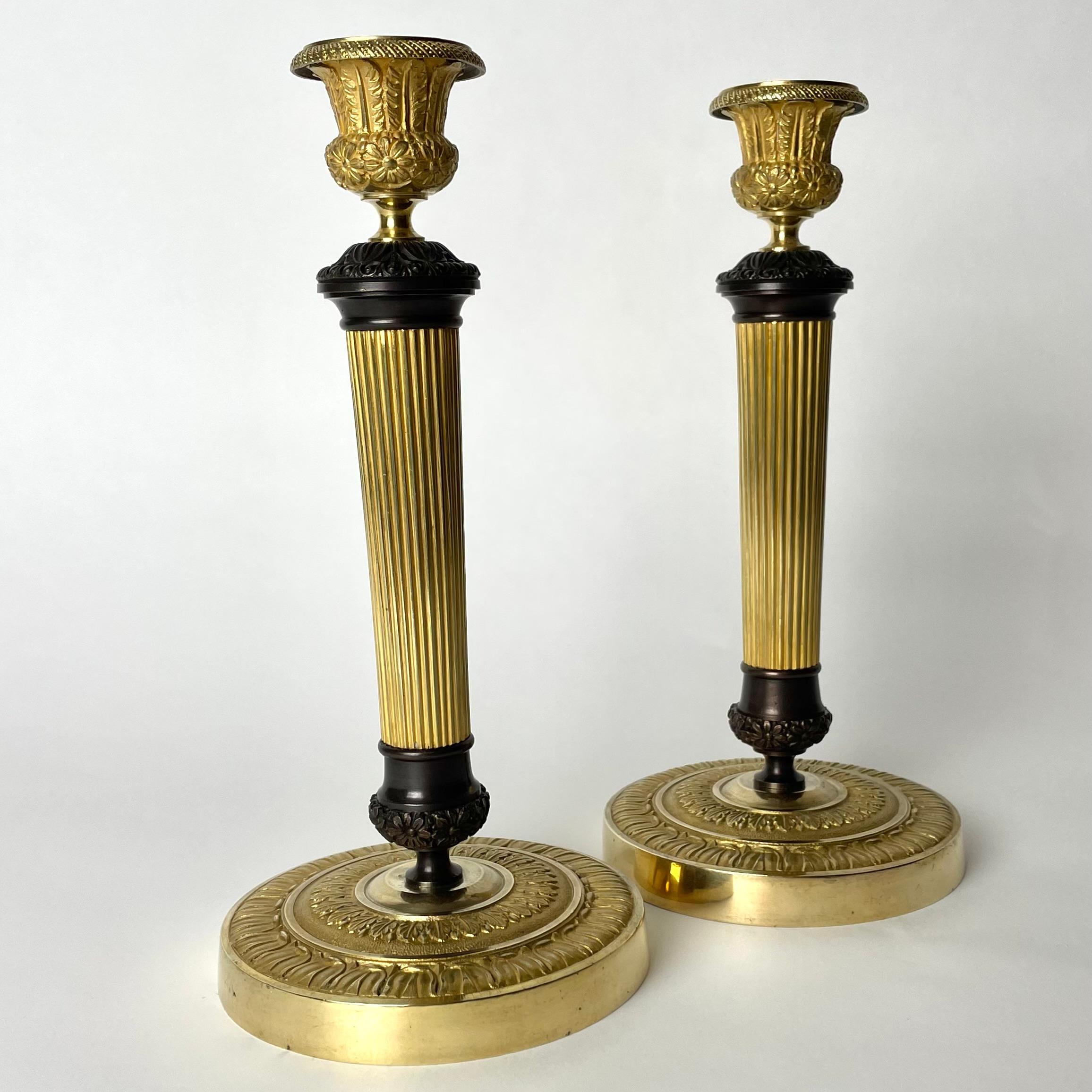 Schönes Paar Empire-Kerzenständer aus vergoldeter und dunkel patinierter Bronze. 1820er Jahre (Französisch) im Angebot