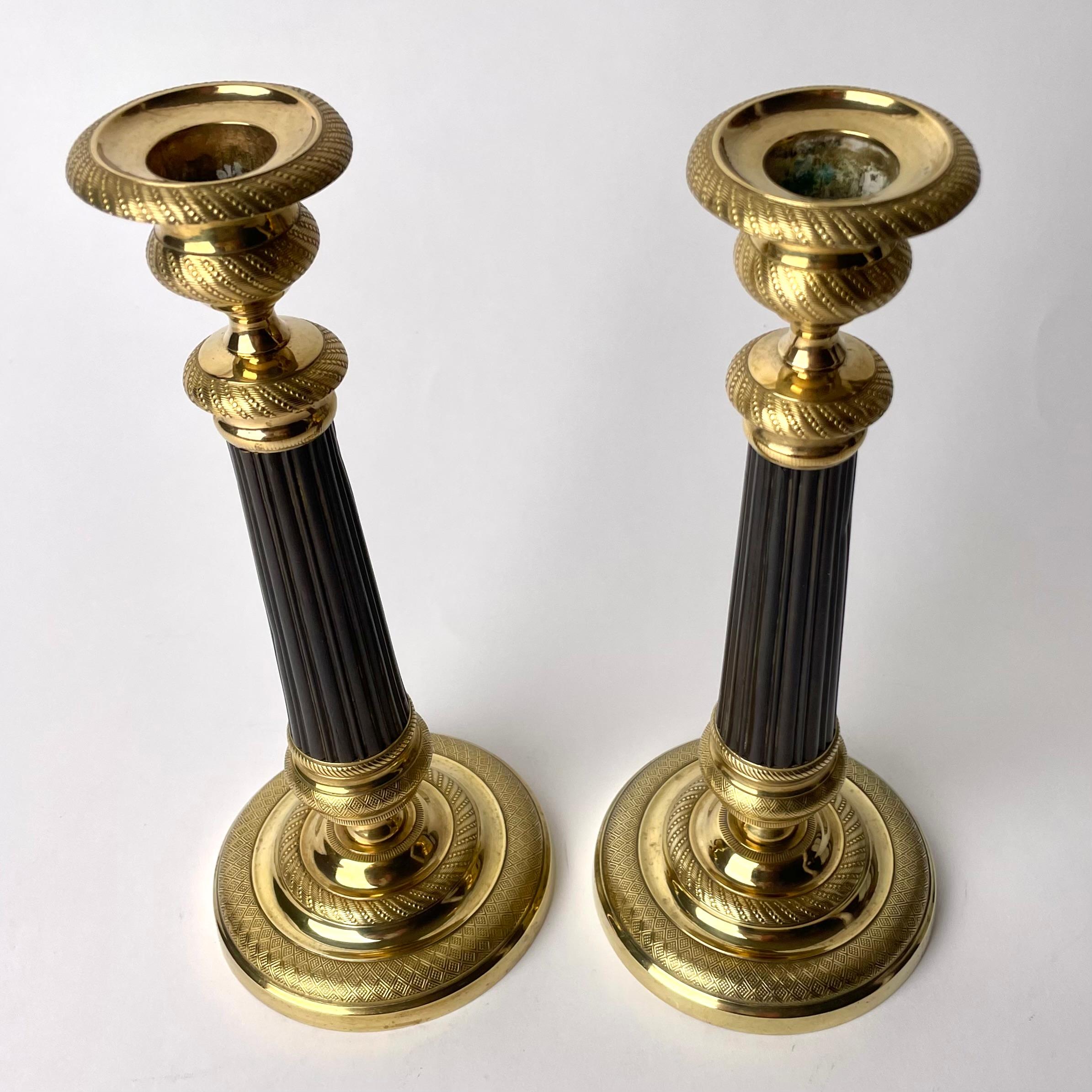 Schönes Paar Empire-Kerzenständer aus vergoldeter und dunkel patinierter Bronze. 1820er Jahre (Vergoldet) im Angebot