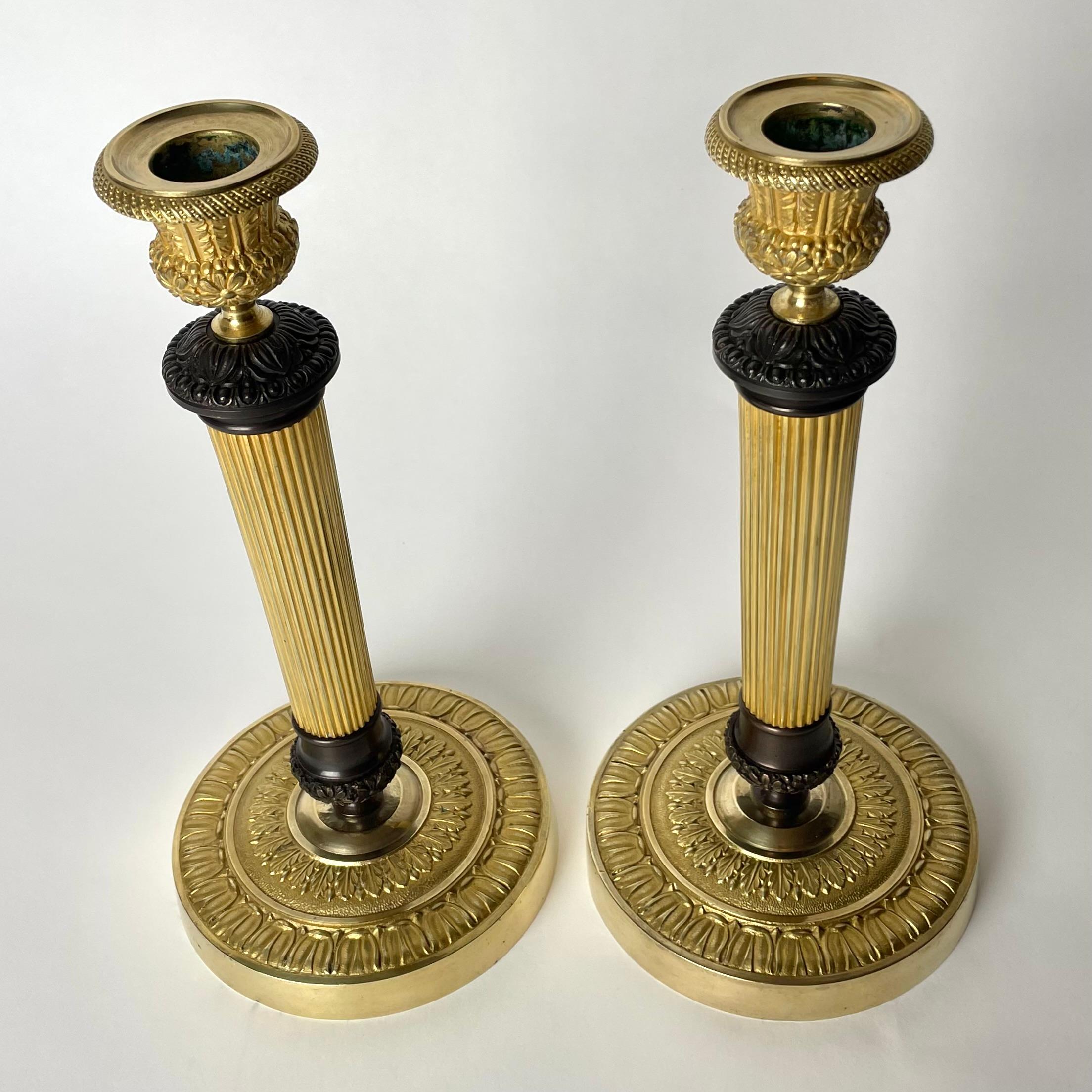 Schönes Paar Empire-Kerzenständer aus vergoldeter und dunkel patinierter Bronze. 1820er Jahre (Vergoldet) im Angebot