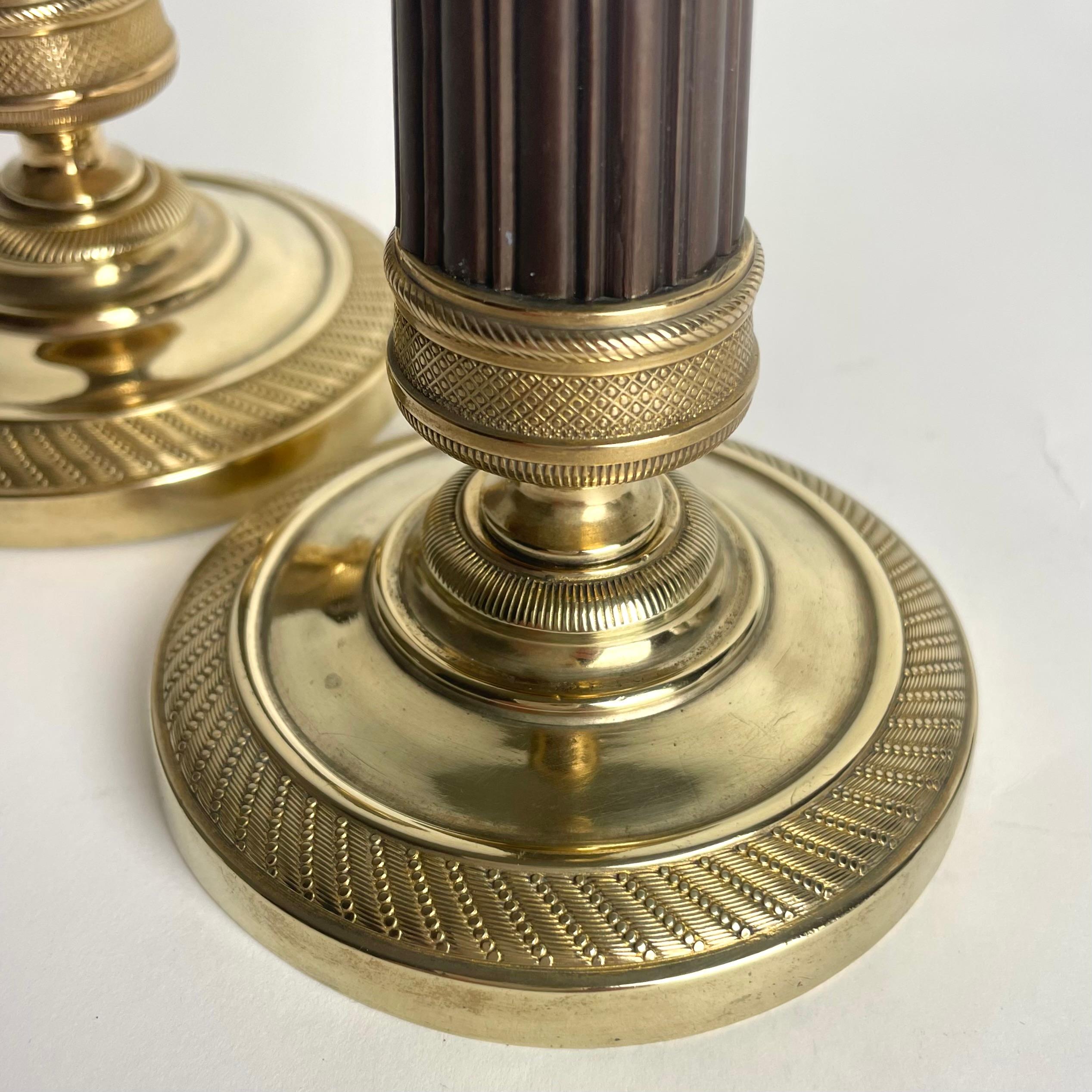 Preciosa pareja de candeleros Imperio en bronce dorado y patinado oscuro. 1820s Dorado en venta