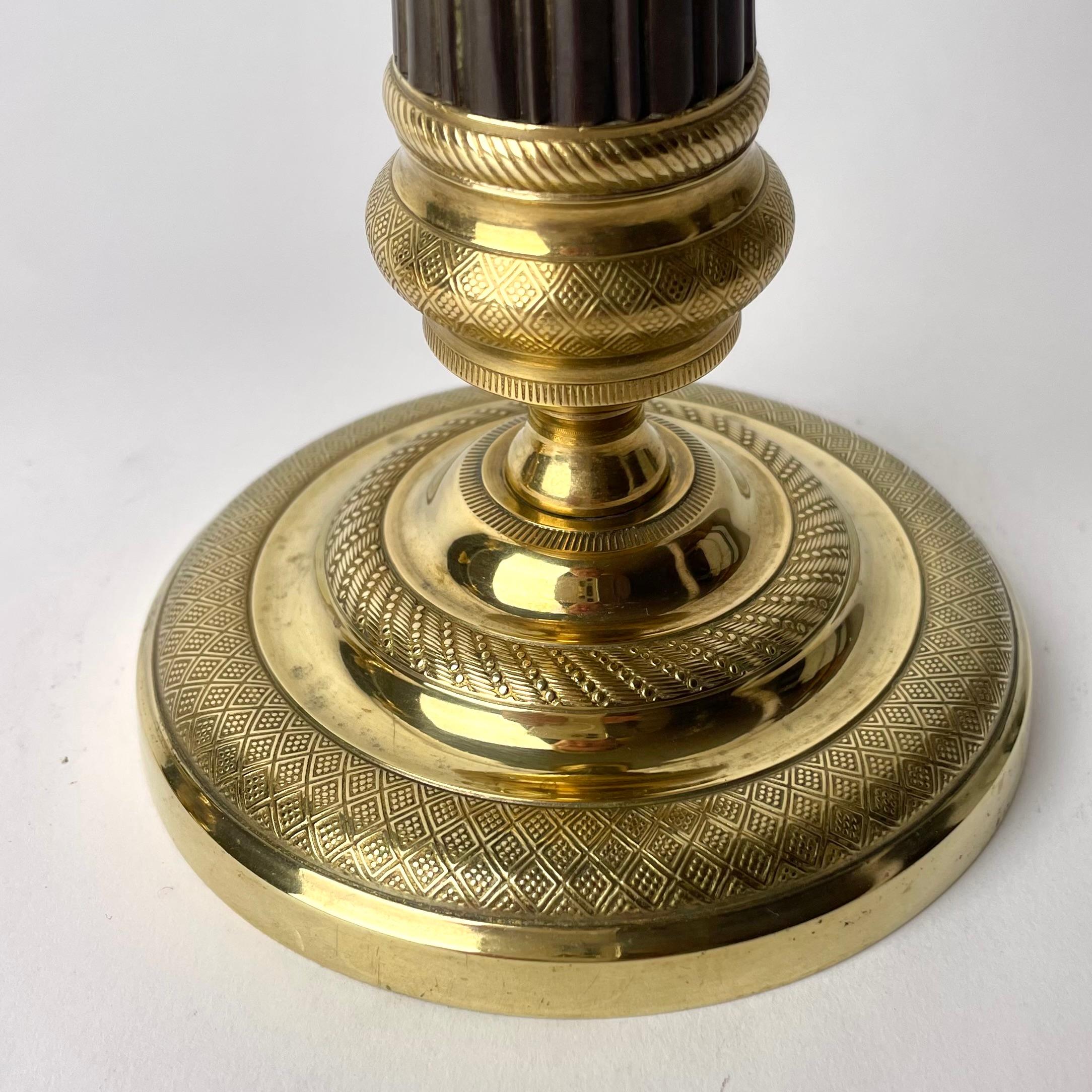 Schönes Paar Empire-Kerzenständer aus vergoldeter und dunkel patinierter Bronze. 1820er Jahre im Zustand „Gut“ im Angebot in Knivsta, SE