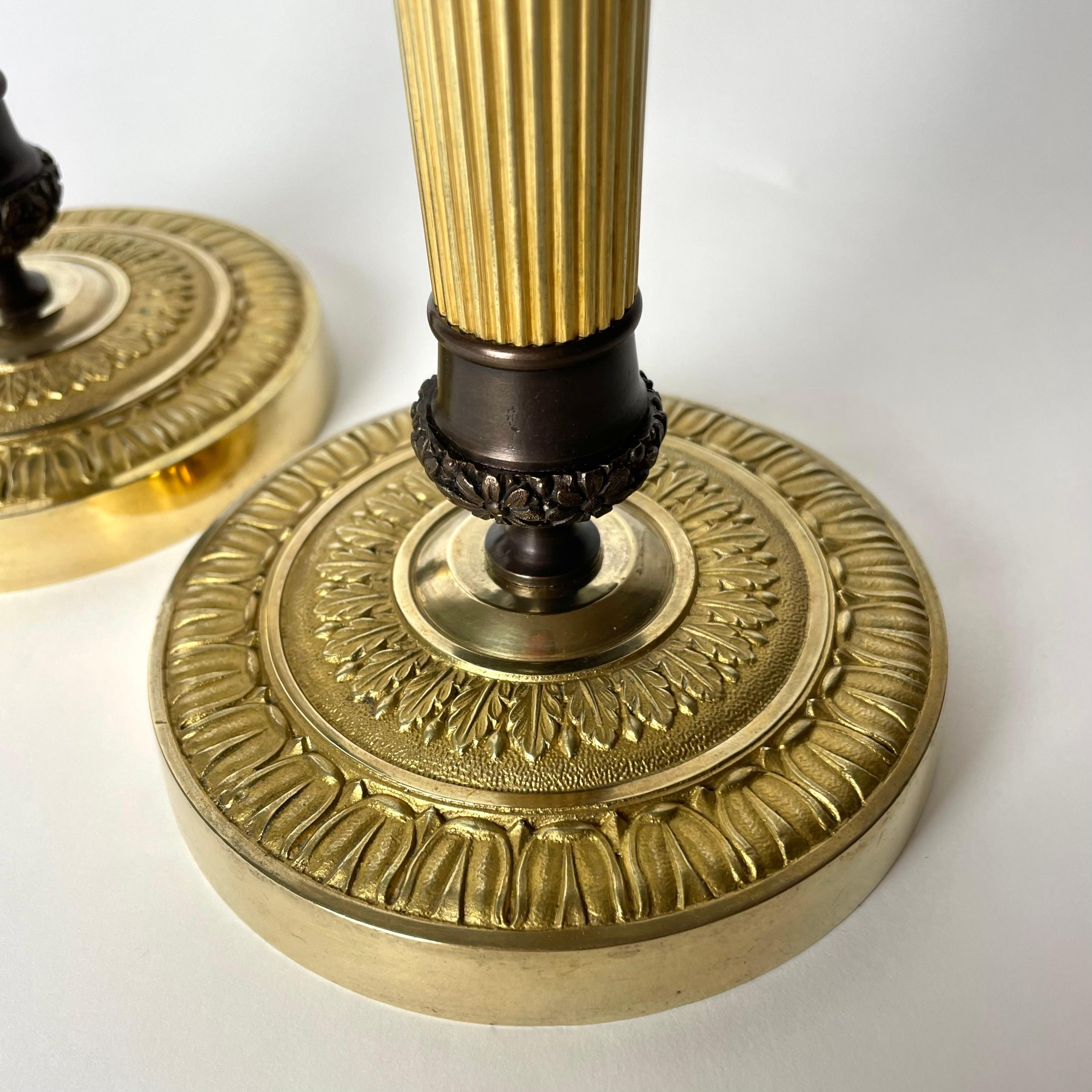 Beautiful pair of Empire Candlesticks in gilt and dark patinated bronze. 1820s In Good Condition For Sale In Knivsta, SE