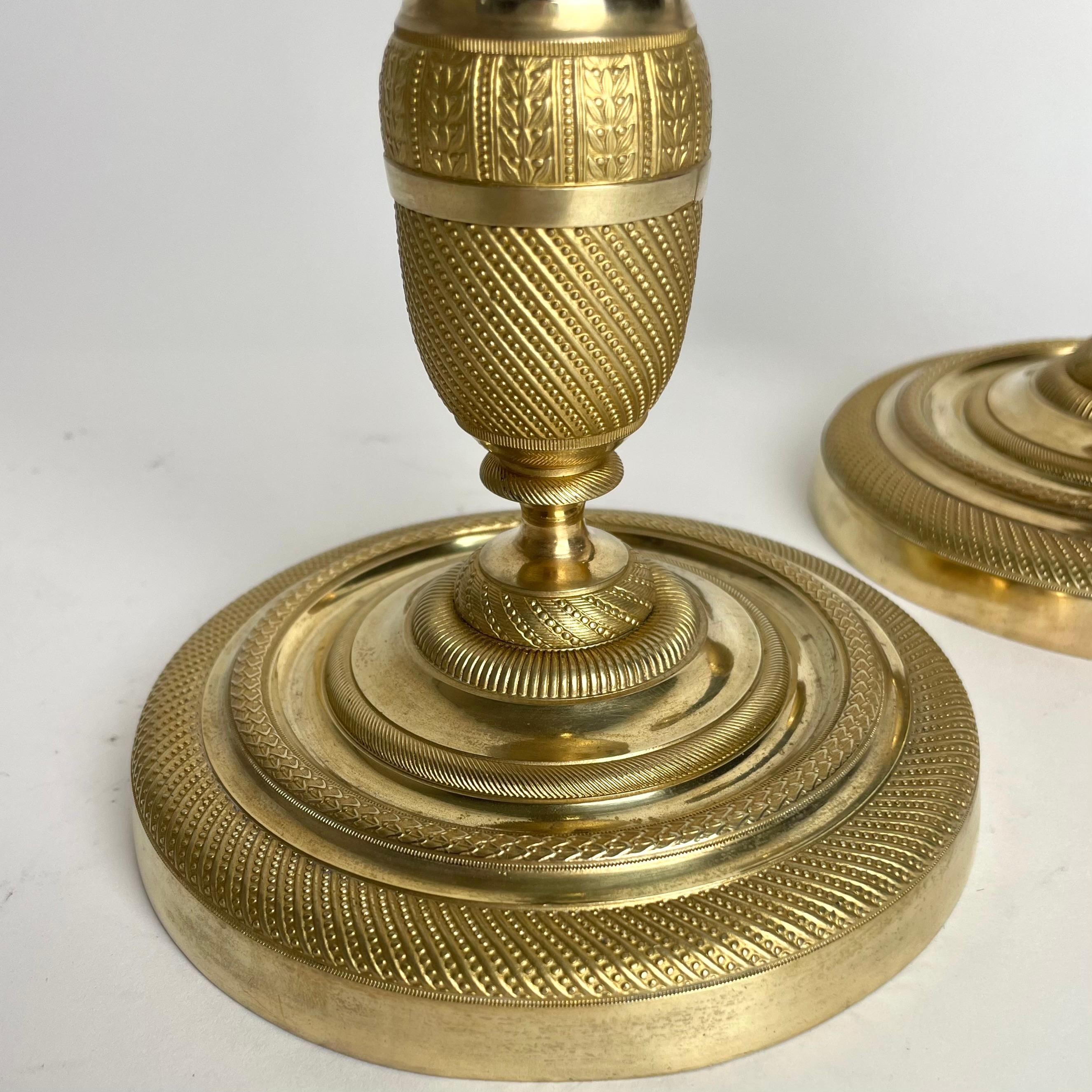 Preciosa pareja de candeleros Imperio en bronce dorado y patinado oscuro. 1820s en Bueno estado para la venta en Knivsta, SE
