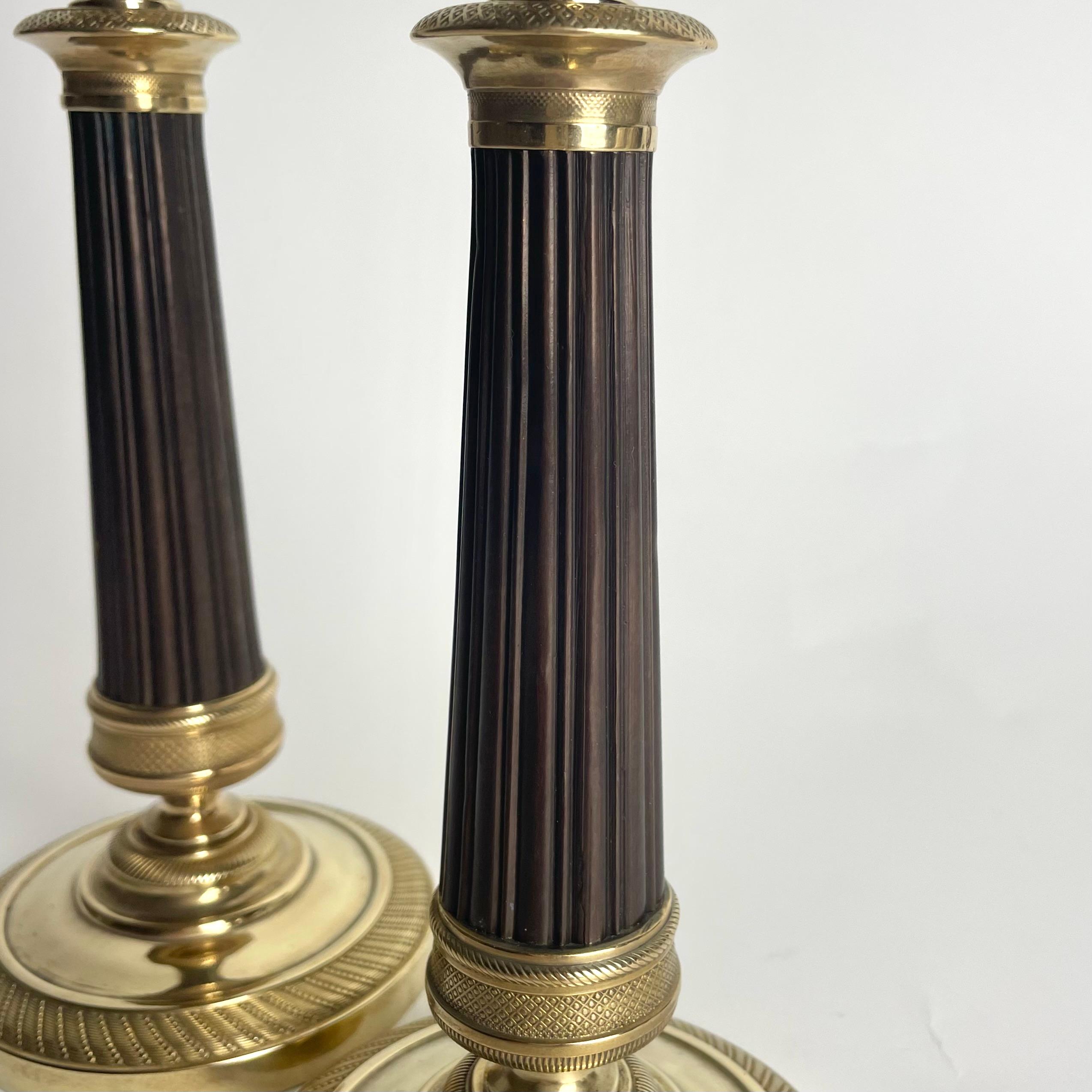 Preciosa pareja de candeleros Imperio en bronce dorado y patinado oscuro. 1820s en Bueno estado para la venta en Knivsta, SE