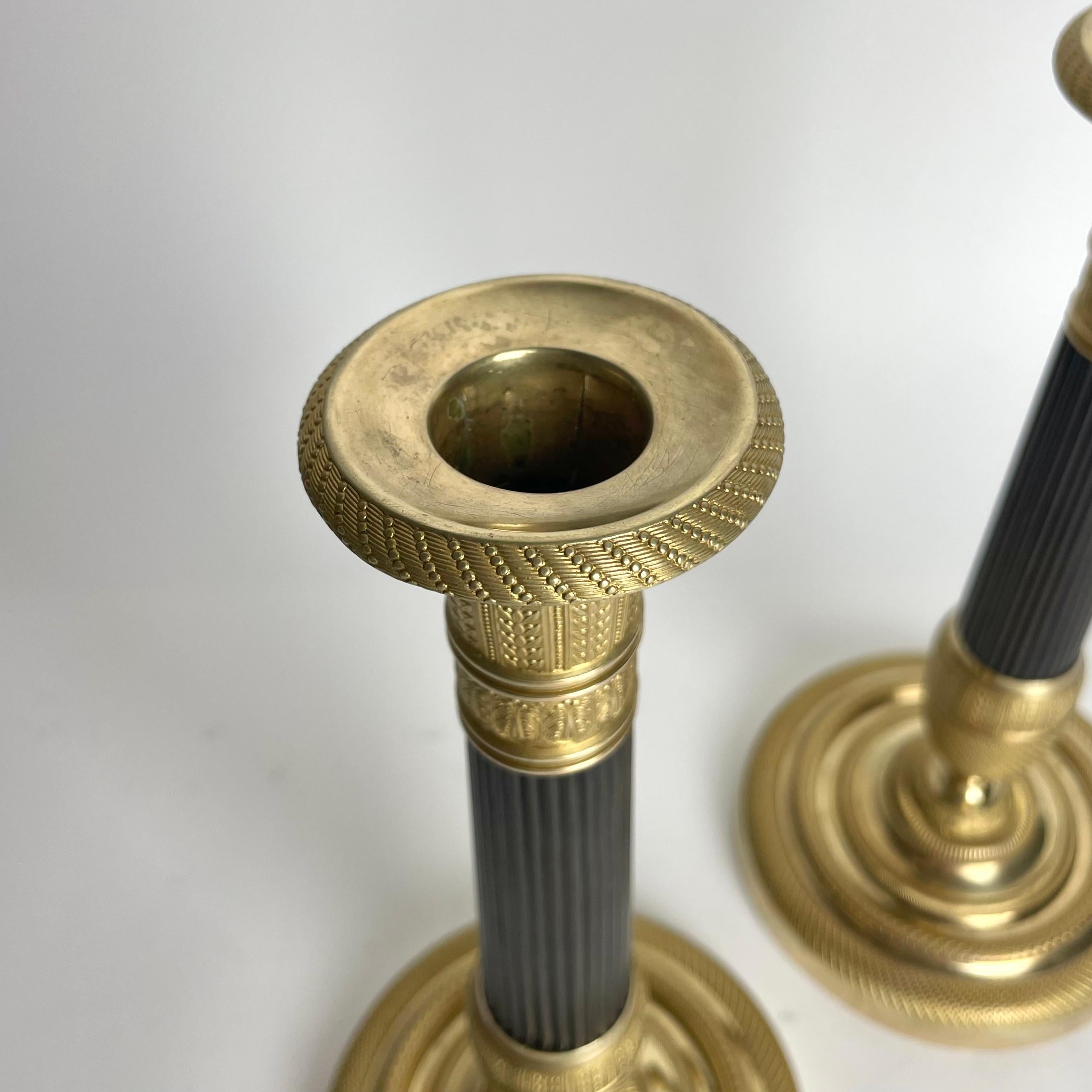 Preciosa pareja de candeleros Imperio en bronce dorado y patinado oscuro. 1820s Bronce en venta