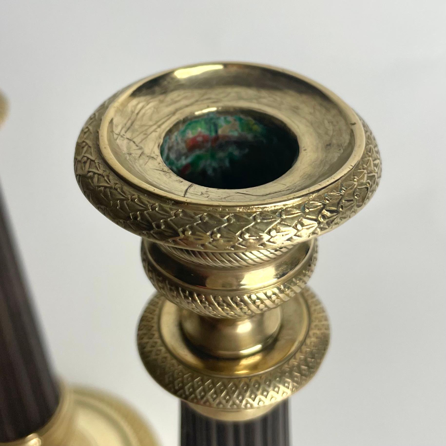 Preciosa pareja de candeleros Imperio en bronce dorado y patinado oscuro. 1820s Bronce en venta