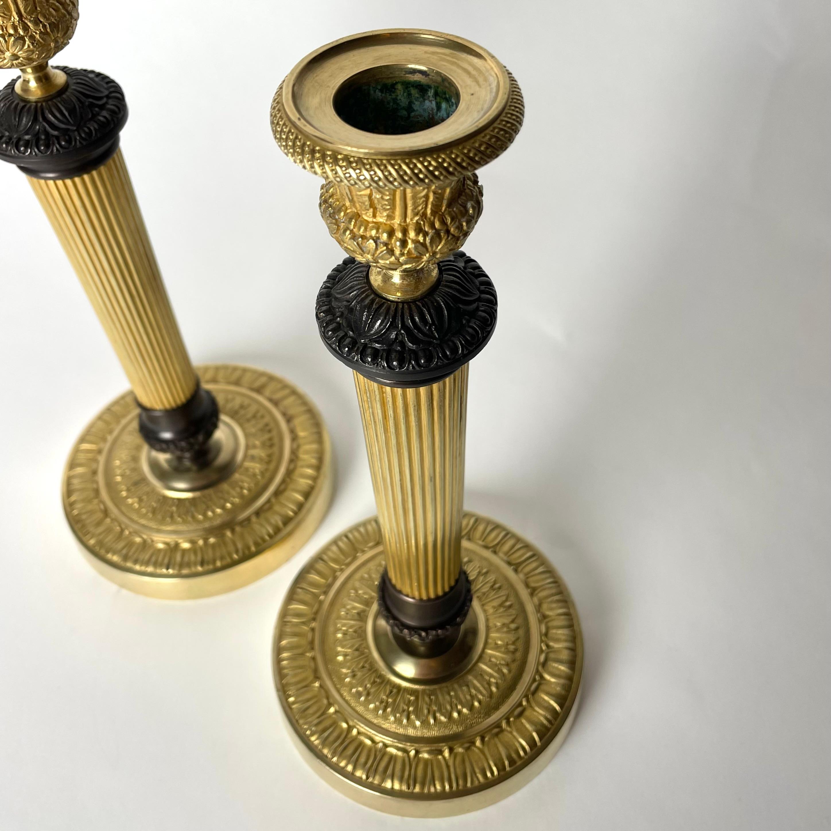 Beautiful pair of Empire Candlesticks in gilt and dark patinated bronze. 1820s For Sale 1
