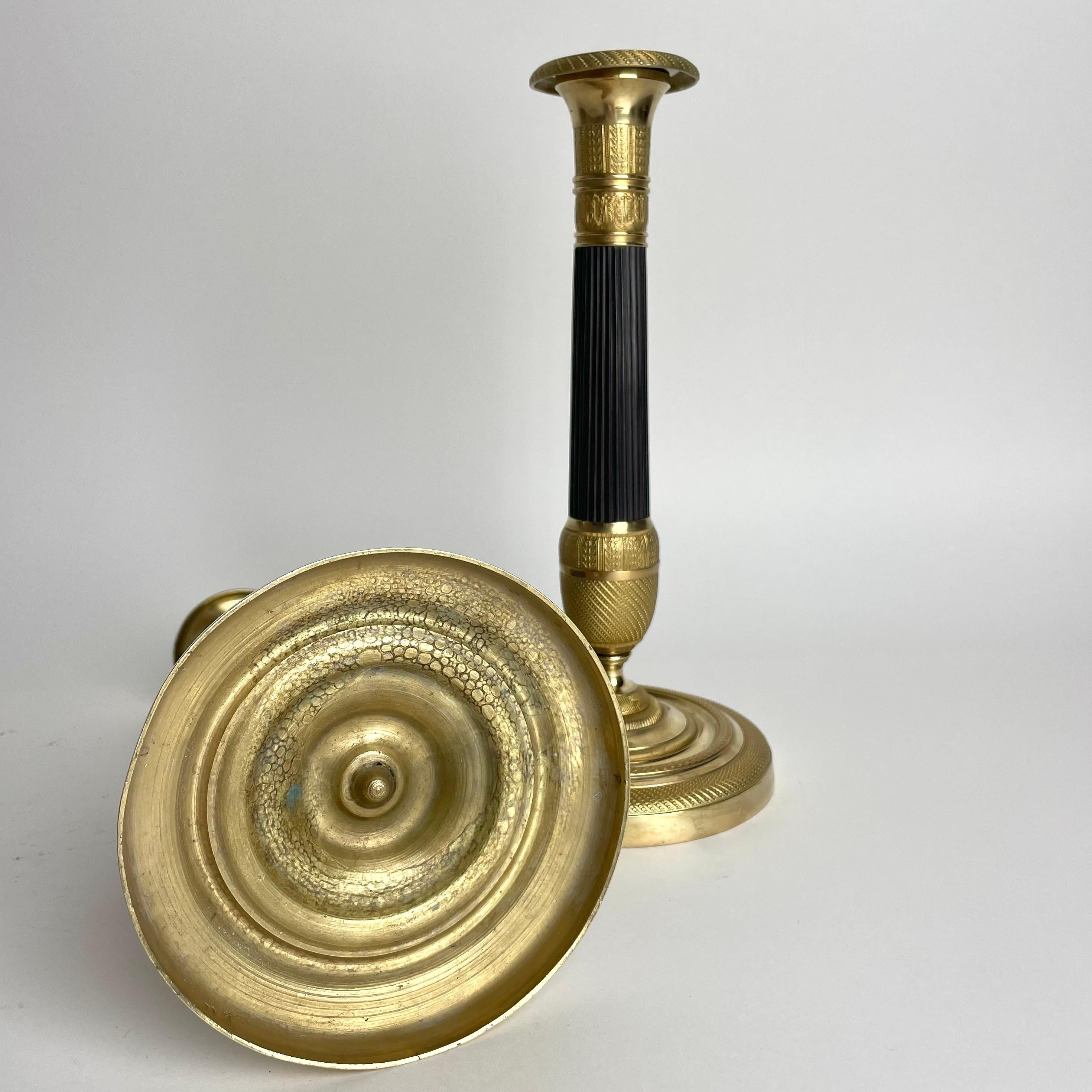 Preciosa pareja de candeleros Imperio en bronce dorado y patinado oscuro. 1820s en venta 1