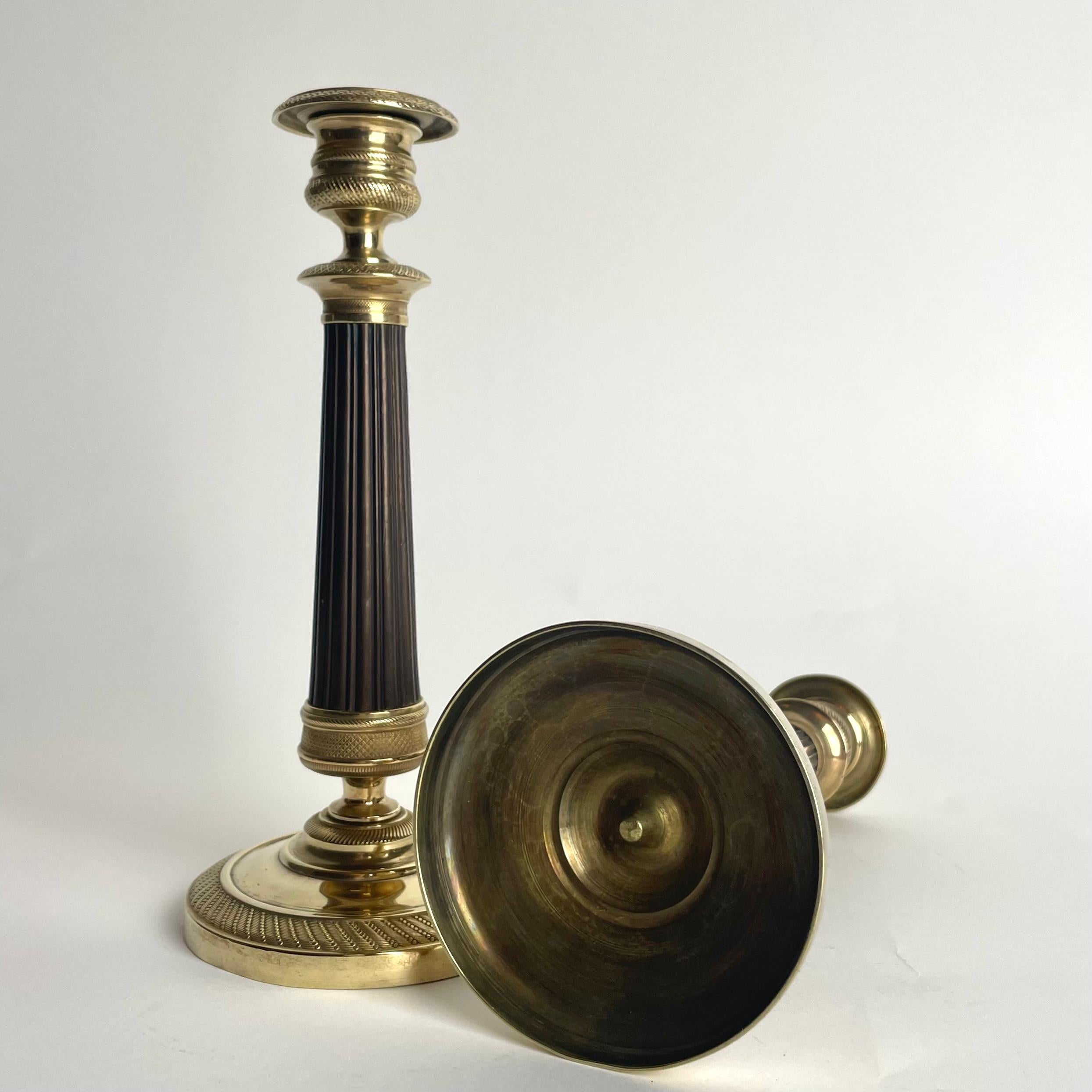 Preciosa pareja de candeleros Imperio en bronce dorado y patinado oscuro. 1820s en venta 1