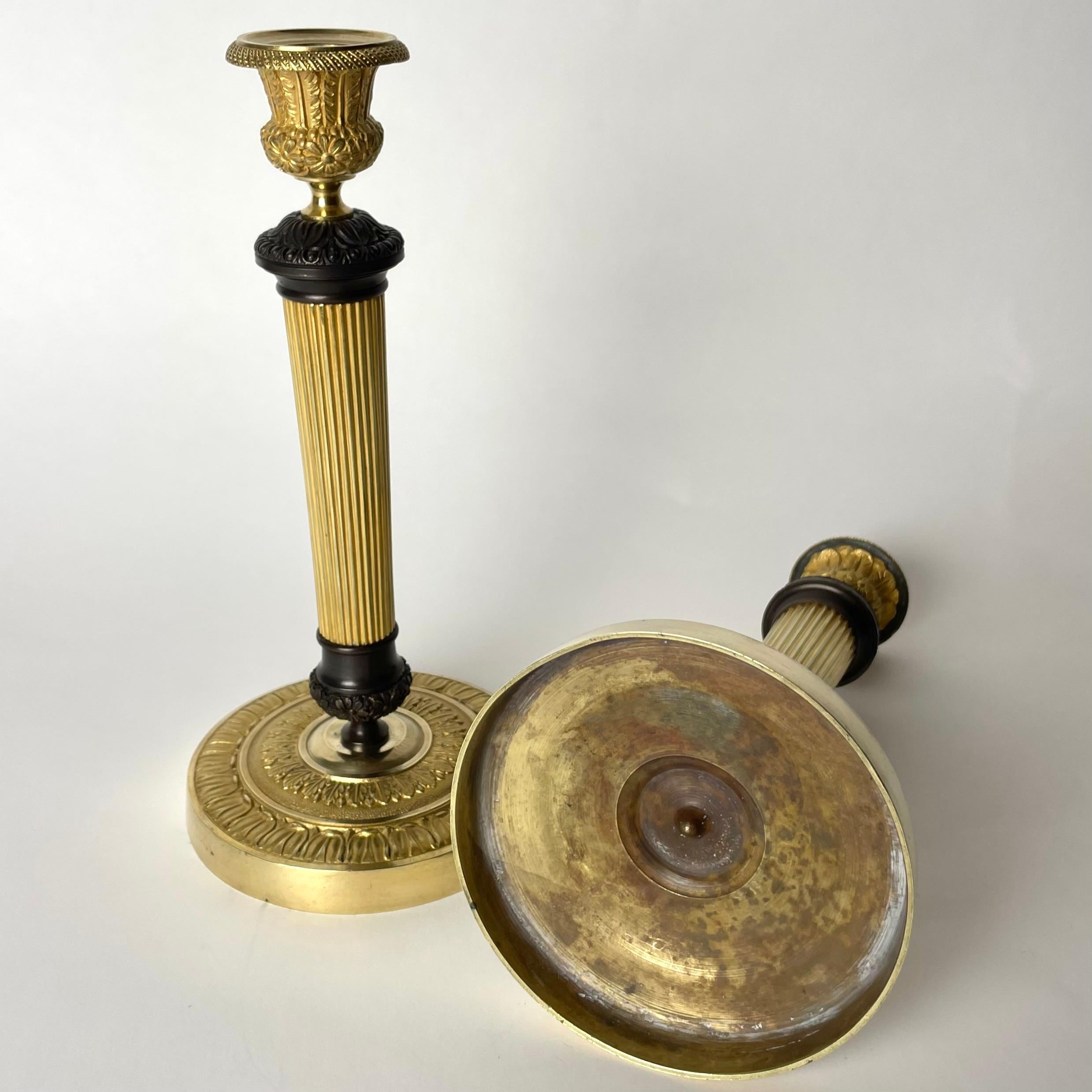 Beautiful pair of Empire Candlesticks in gilt and dark patinated bronze. 1820s For Sale 2